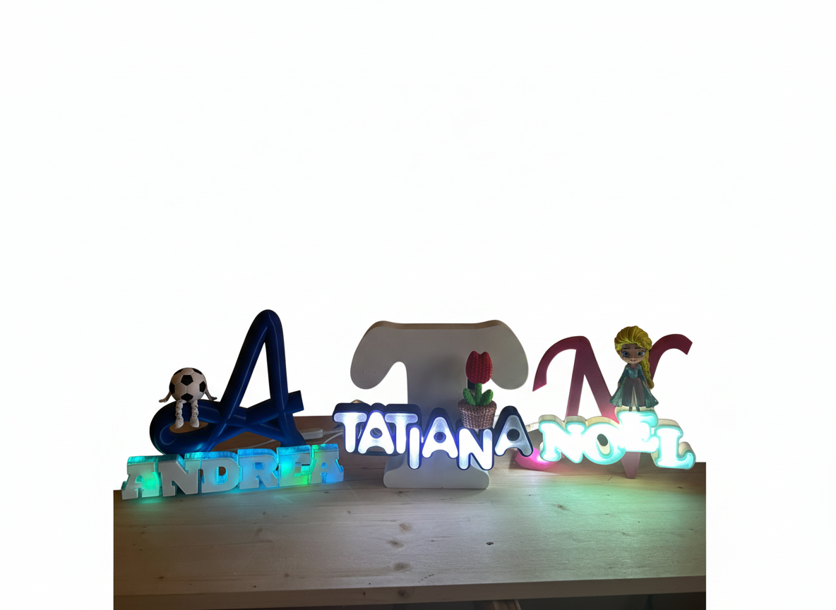 Set di lampade LED con nomi personalizzati illuminate su mensola
