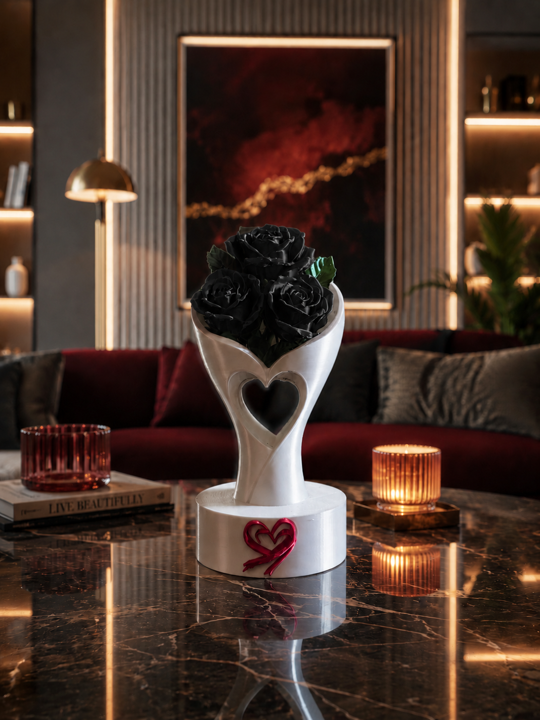 Jarrón blanco de lujo en forma de corazón diseñado en 3D y con precisión impreso en PLA premium, con elegantes rosas negras. Centro de mesa decorativo expuesta sobre una mesa de centro de mármol en un salón de lujo moderno, ideal para una decoración sofisticada y un diseño interior contemporáneo.