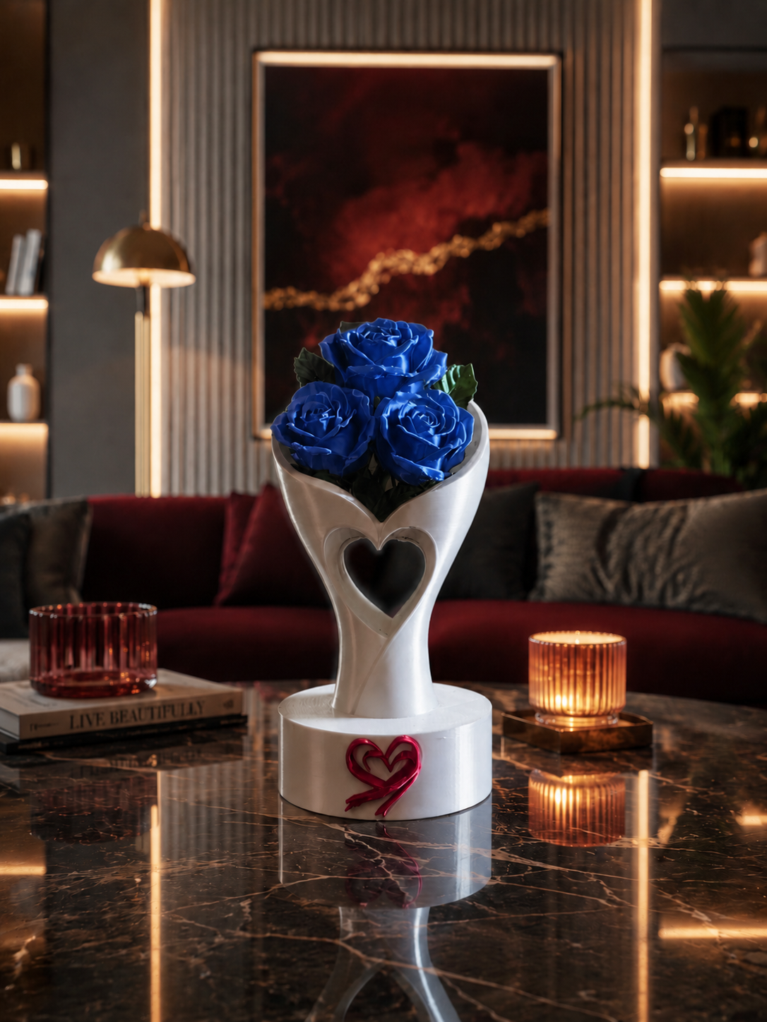 Jarrón blanco de lujo en forma de corazón diseñado en 3D e impreso en PLA premium, con elegantes rosas azules. Un centro de mesa decorativo expuesto sobre una mesa de centro de mármol en un salón moderno de lujo, perfecto para una decoración sofisticada del hogar y un diseño interior contemporáneo.