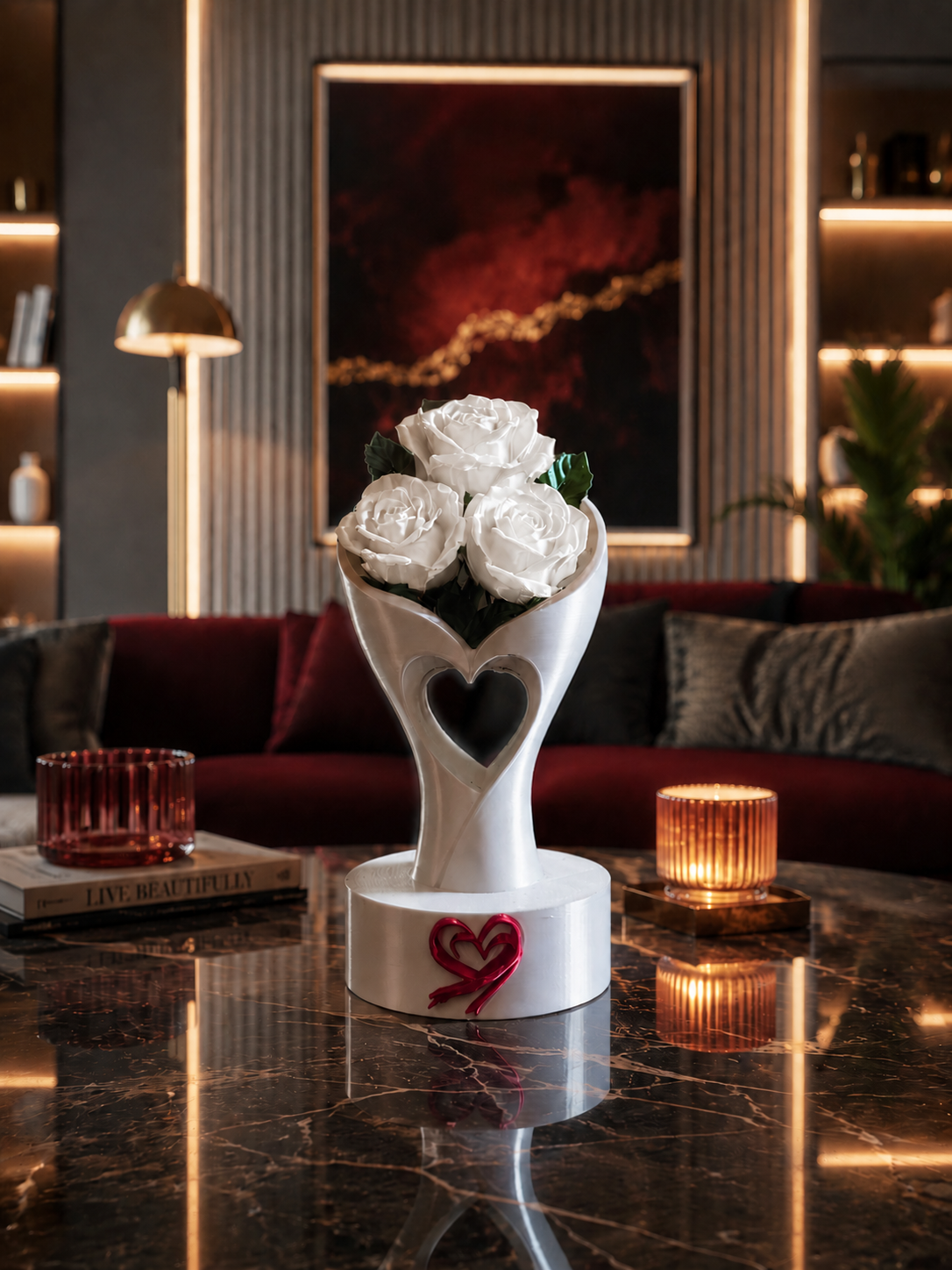 Jarrón blanco de lujo en forma de corazón diseñado en 3D e impreso con precisión en PLA premium, con elegantes rosas blancas. Un centro de mesa decorativo expuesto sobre una mesa de centro de mármol en un salón moderno y lujoso, perfecto para una decoración sofisticada del hogar, la decoración de bodas y el diseño de interiores contemporáneo.