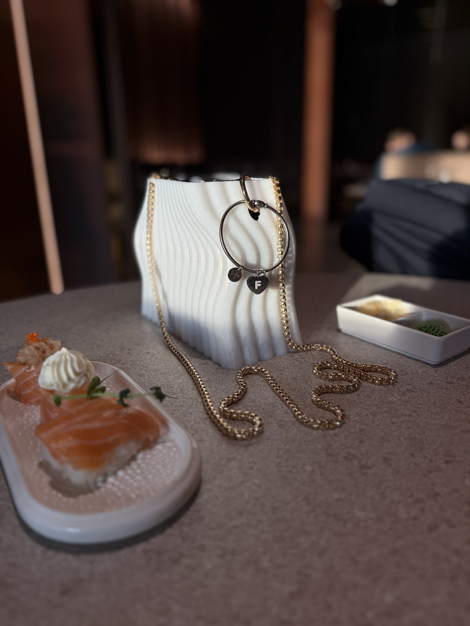 dettaglio texture ondulata borsa Urban Pearl in PETG con design moderno e finitura elegante