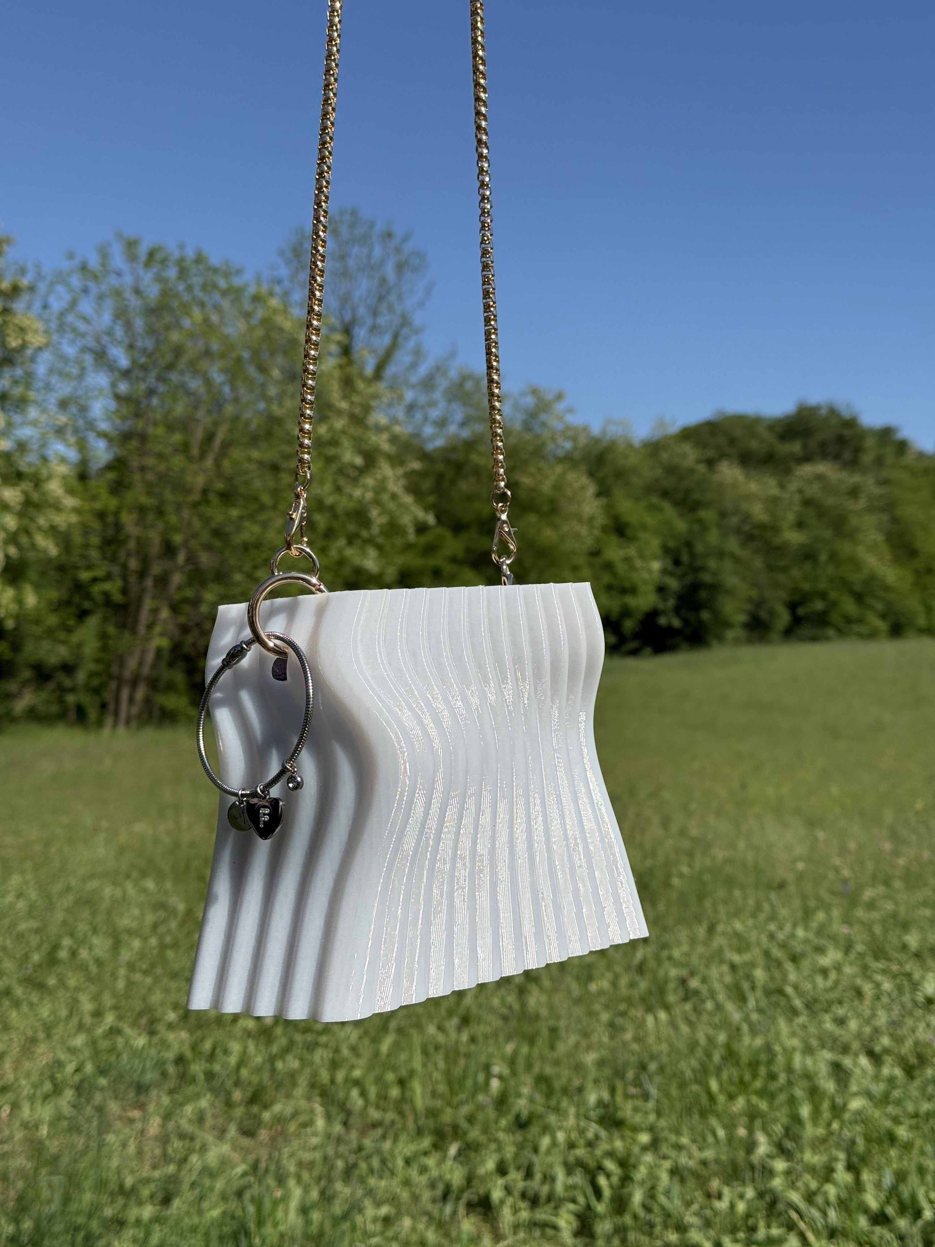 Borsa Urban Pearl mini bag in PETG design scultoreo con catena dorata vista frontale