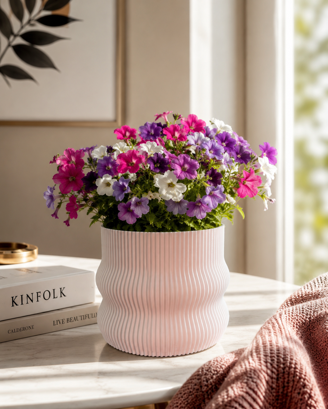 Elegant modern 3D printed flower pot made from premium PETG, featuring colorful blooming flowers. Contemporary indoor planter with minimalist ribbed design, perfect for home decor, living room styling, office decoration and luxury interior design. Made in Italy.