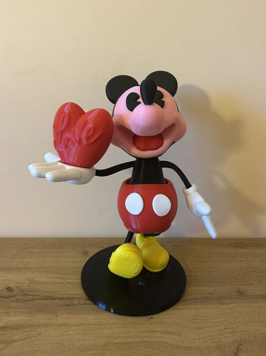 Scultura 3D Mouse In Love con cuore in PLA appoggiata su tavolo, decorazione casa