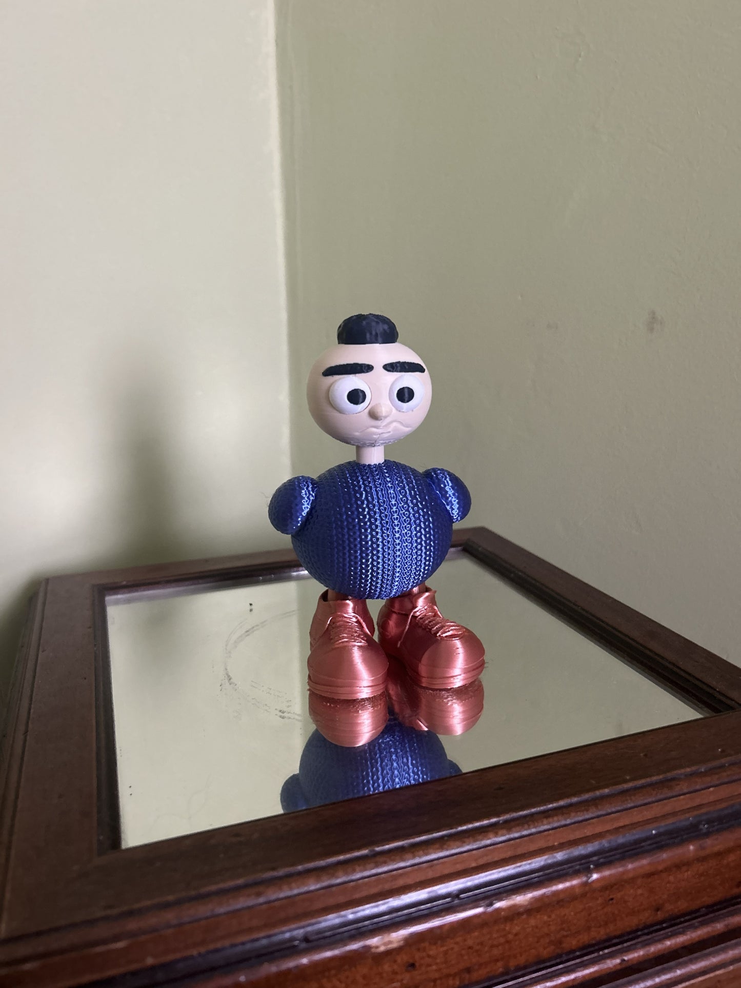 Nonnina Fjoccolosa 3D in PLA posizionata su un comodino, ideale come decorazione per casa e camera.