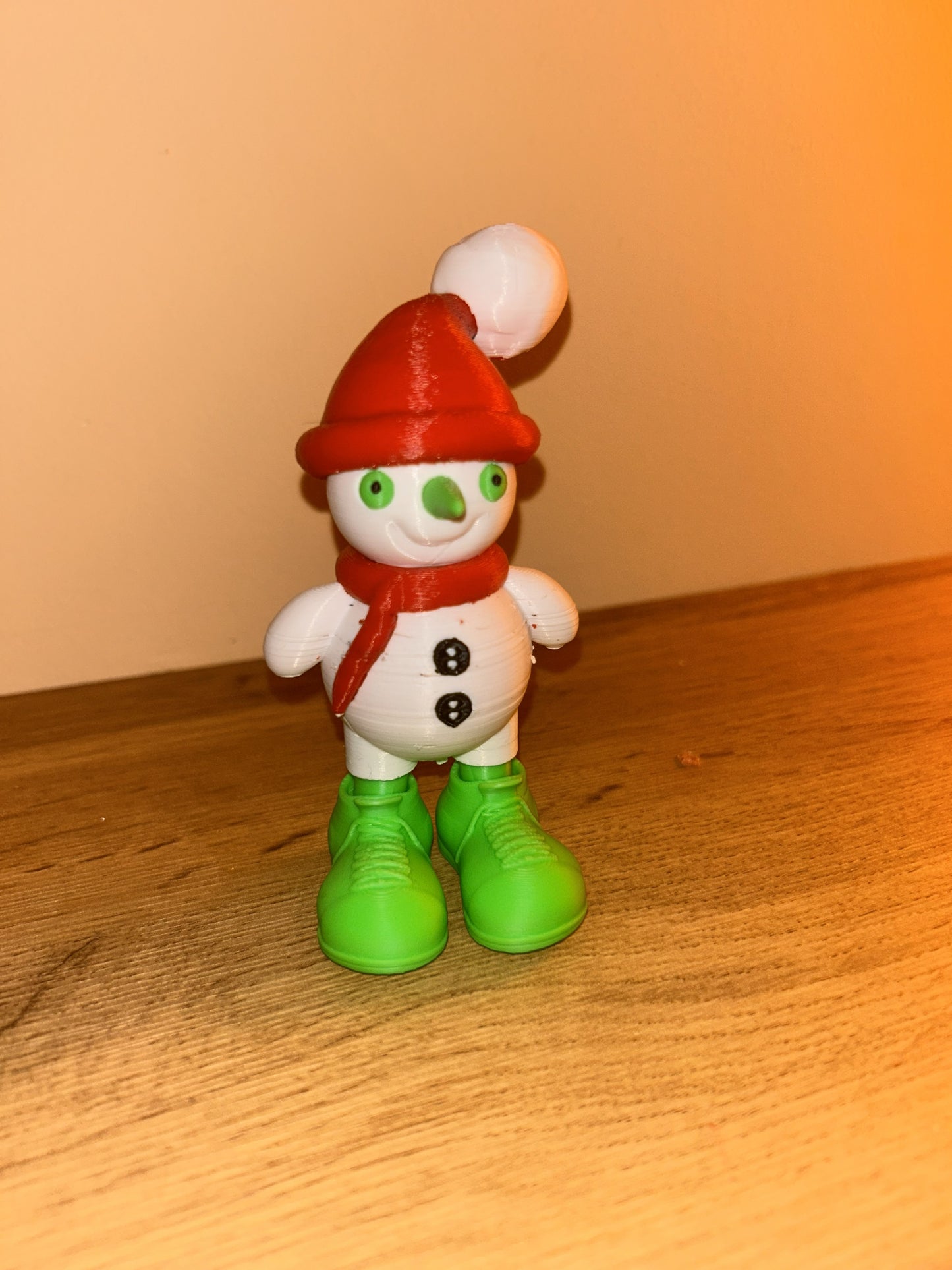 Pupazzo di Neve Fjoccoloso decorativo stampato in 3D in PLA con cappello natalizio e scarpe verdi