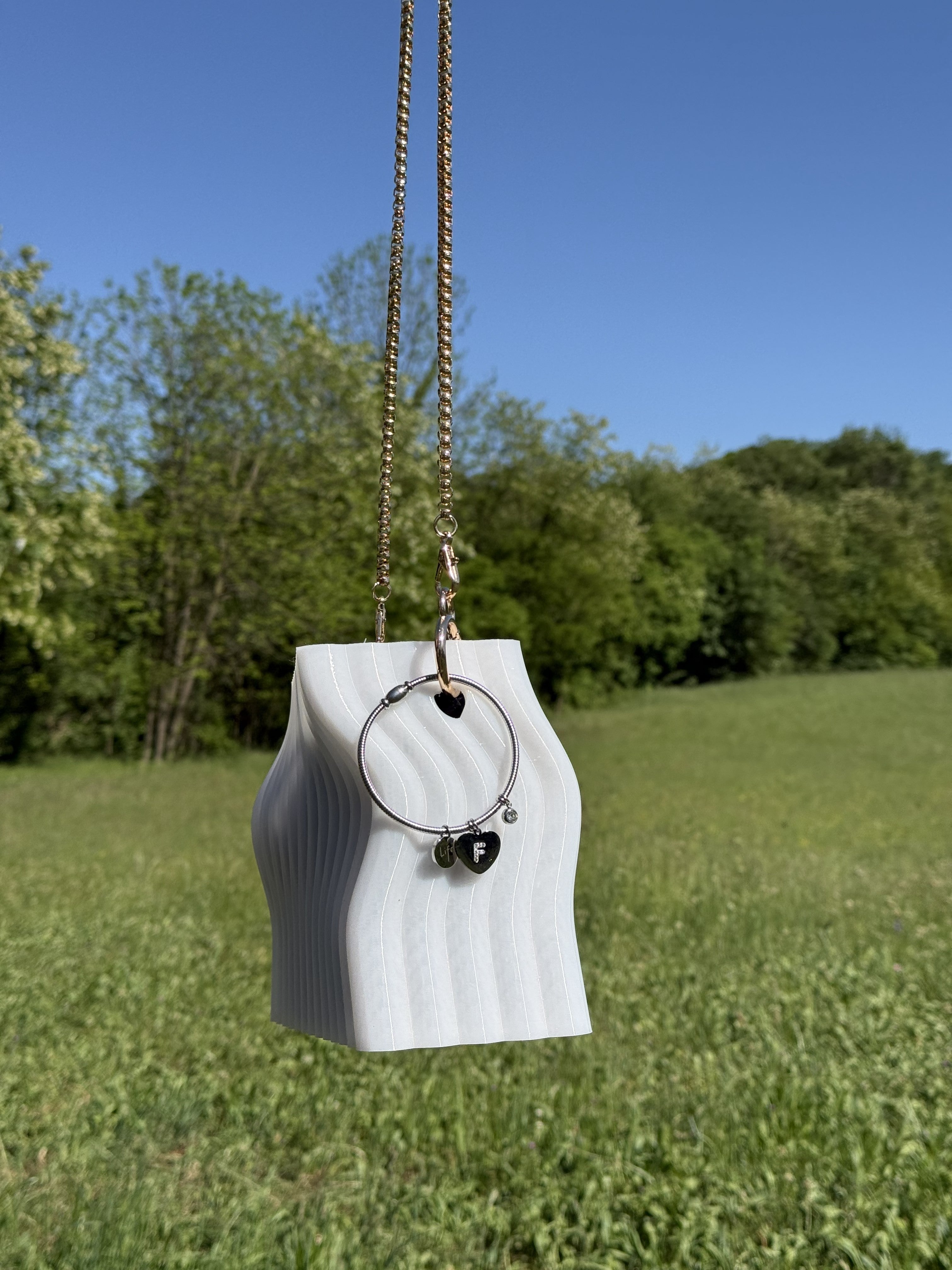 dettaglio design scultoreo e catena dorata borsa Urban Pearl mini bag artigianale