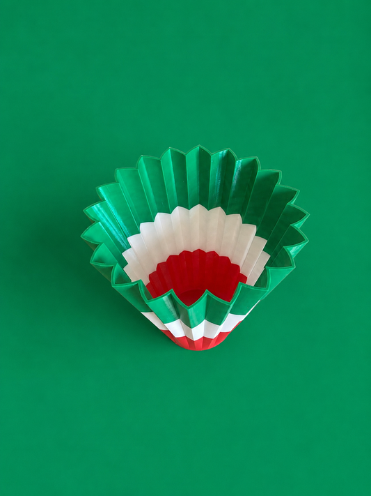 Vista dall'alto del vaso tricolore Festa della Repubblica Italiana con design geometrico sfaccettato