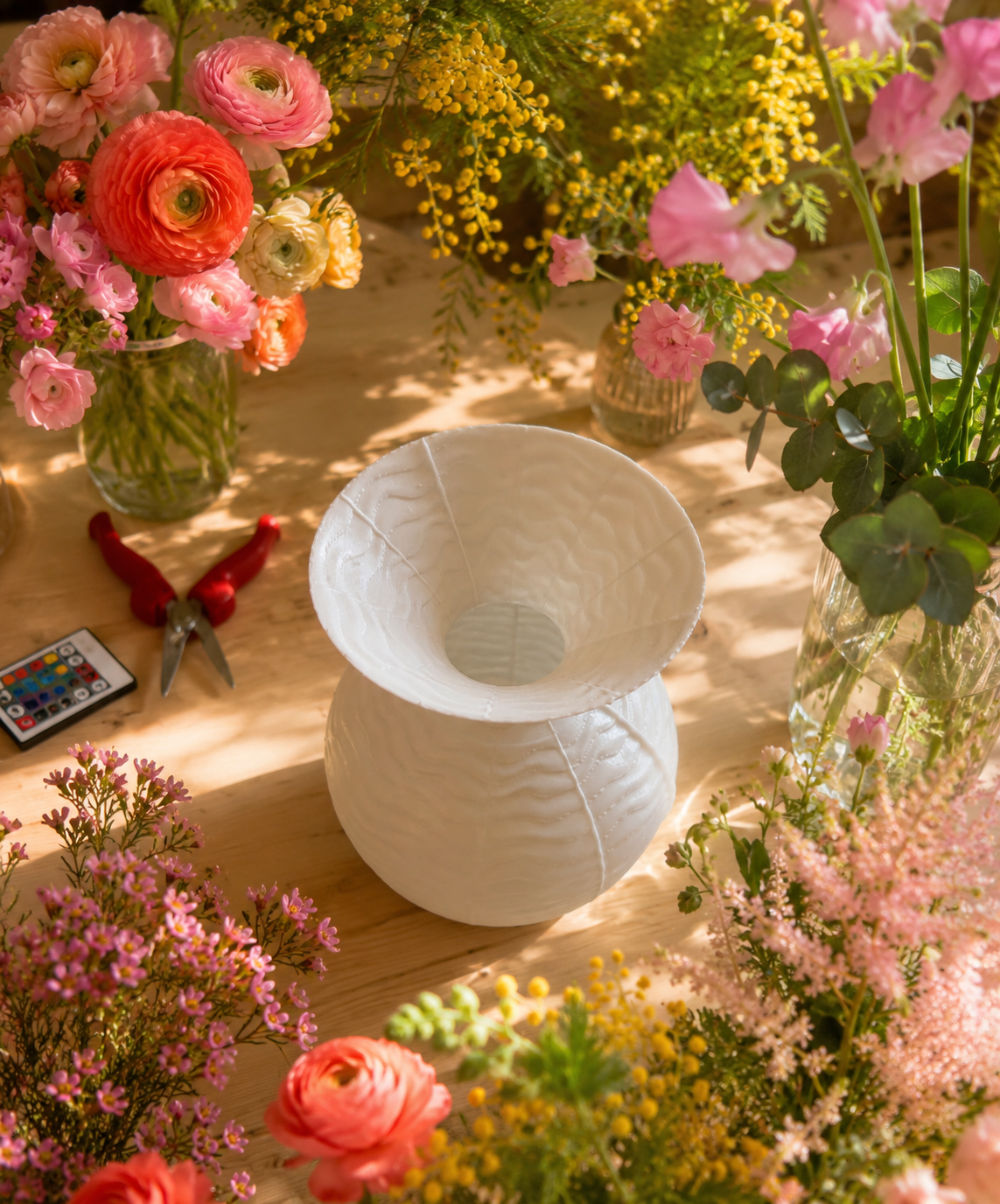 Vista dall'alto del Vaso Scuola Domenicale con forma scultorea e texture ondulata stampata in 3D