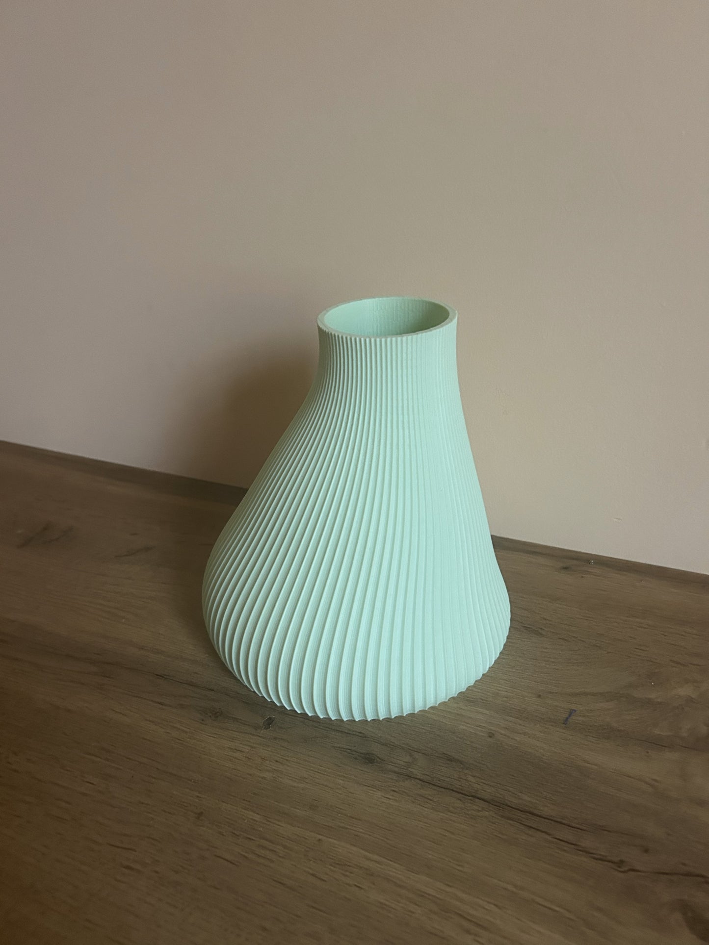 Vaso Avioni stampato in 3D in PLA ecosostenibile con design moderno, vista laterale