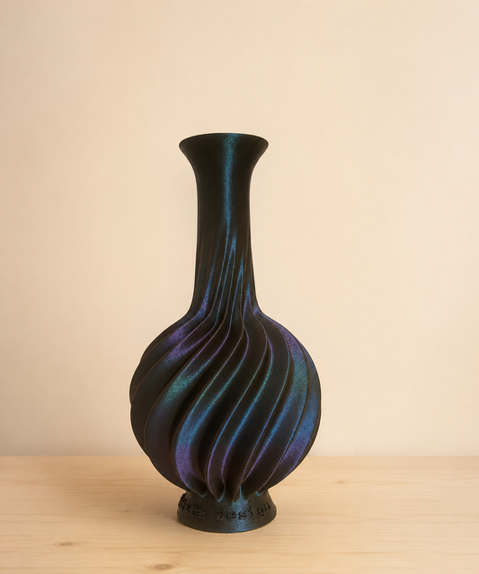Vaso decorativo moderno Calliope con finitura cangiante e linee ondulate