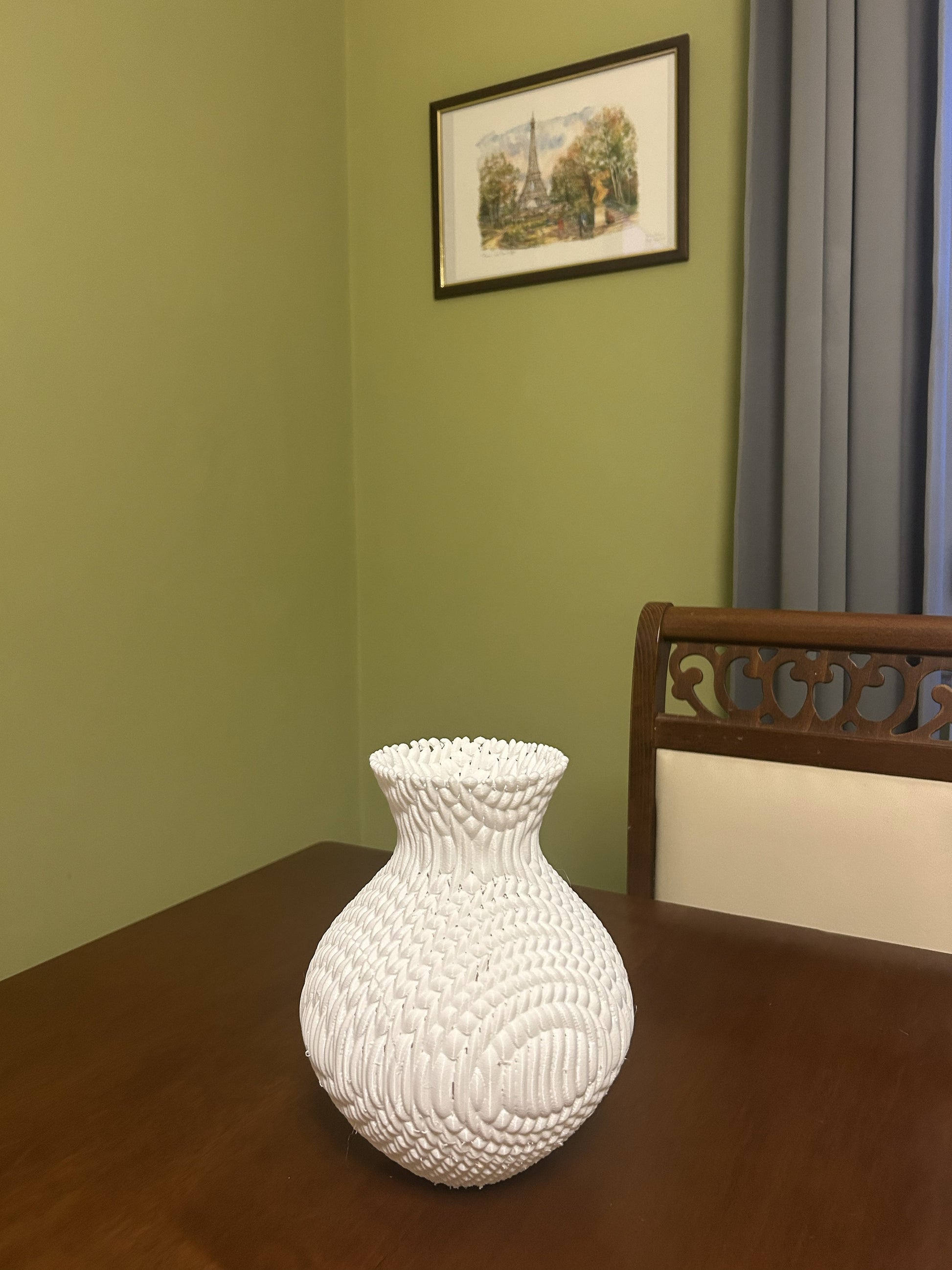 Vaso Campagnolo bianco stampato in 3D in PLA su tavolo, vista ambiente