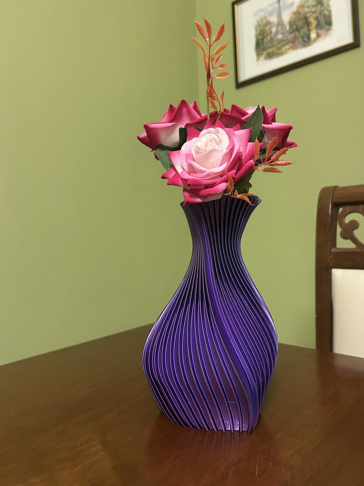Vaso Cuore decorativo in PLA stampato in 3D su tavolo, con fiori rosa