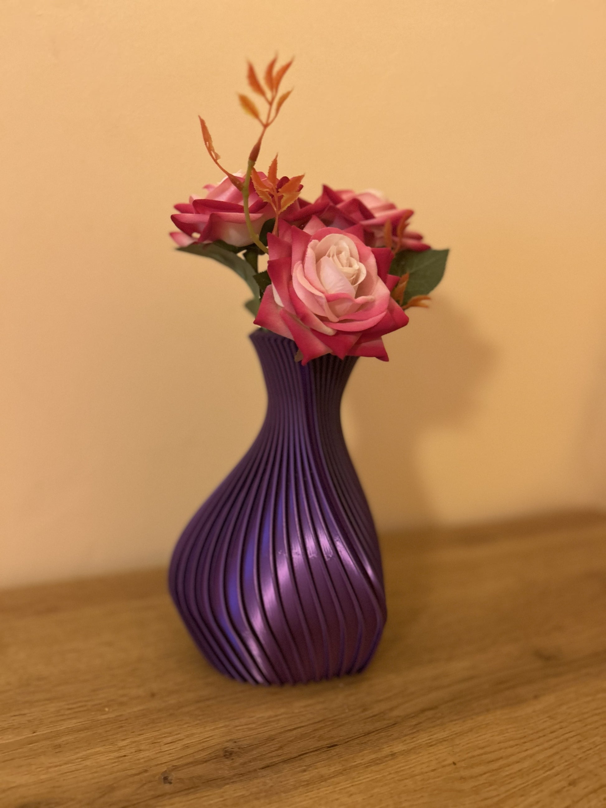 Dettaglio del Vaso Cuore stampato in 3D in PLA con fiori rosa decorativi