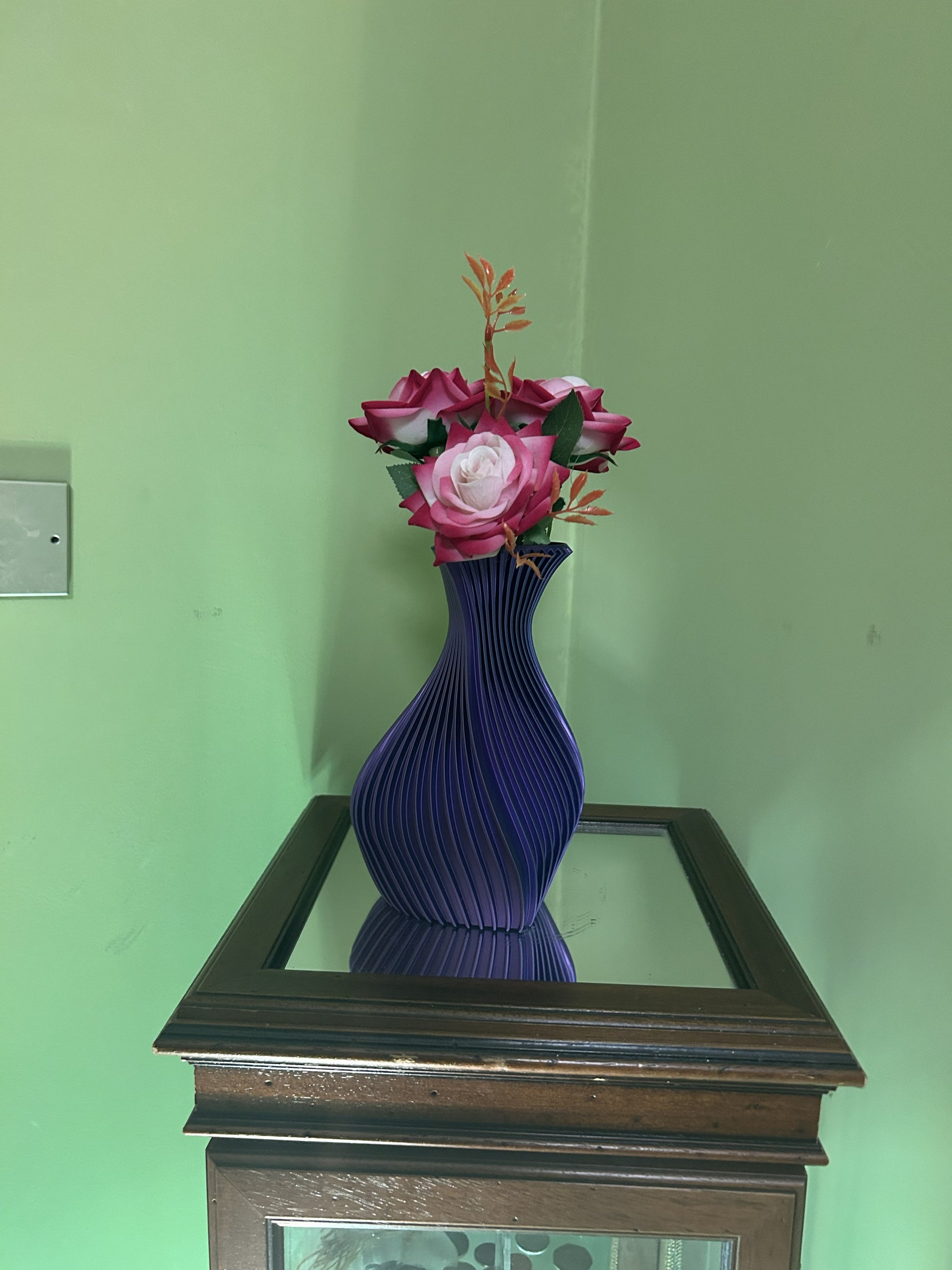Vaso Cuore porta fiori romantico in PLA stampato in 3D, vista frontale su mobile con fiori