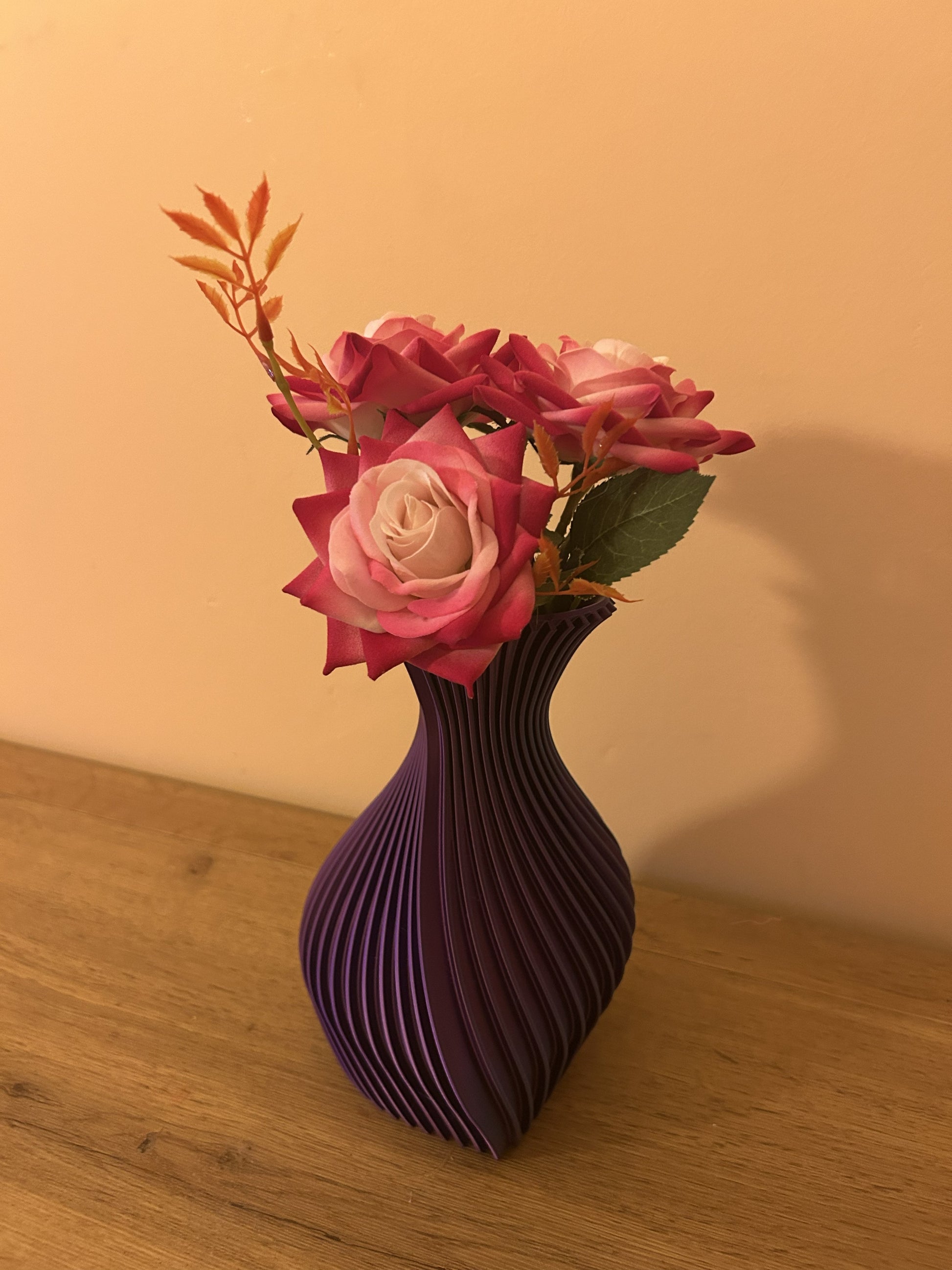 Vaso Cuore in PLA stampato in 3D, vista laterale con composizione di fiori rosa
