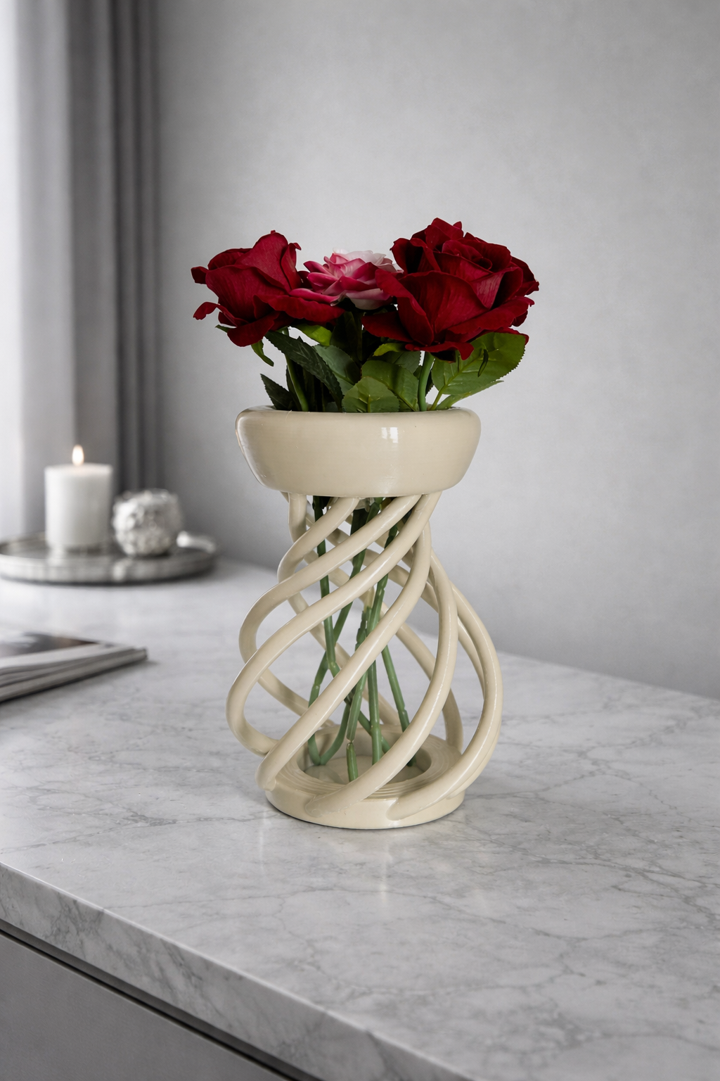 Vase moderno intrecciato Fuagrà with rose rosse su superficie in marmo