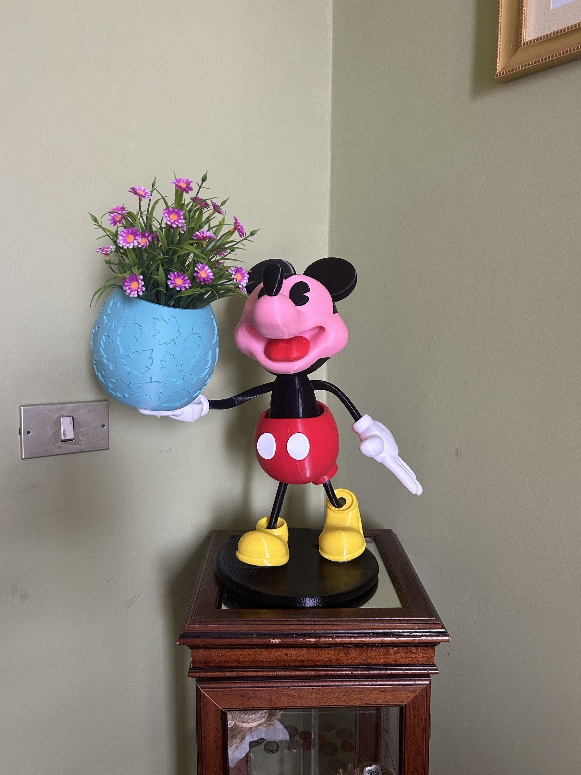 Vaso Mouse In Love XXL porta pianta decorativo stampato in 3D in PLA, ambientato su mobile