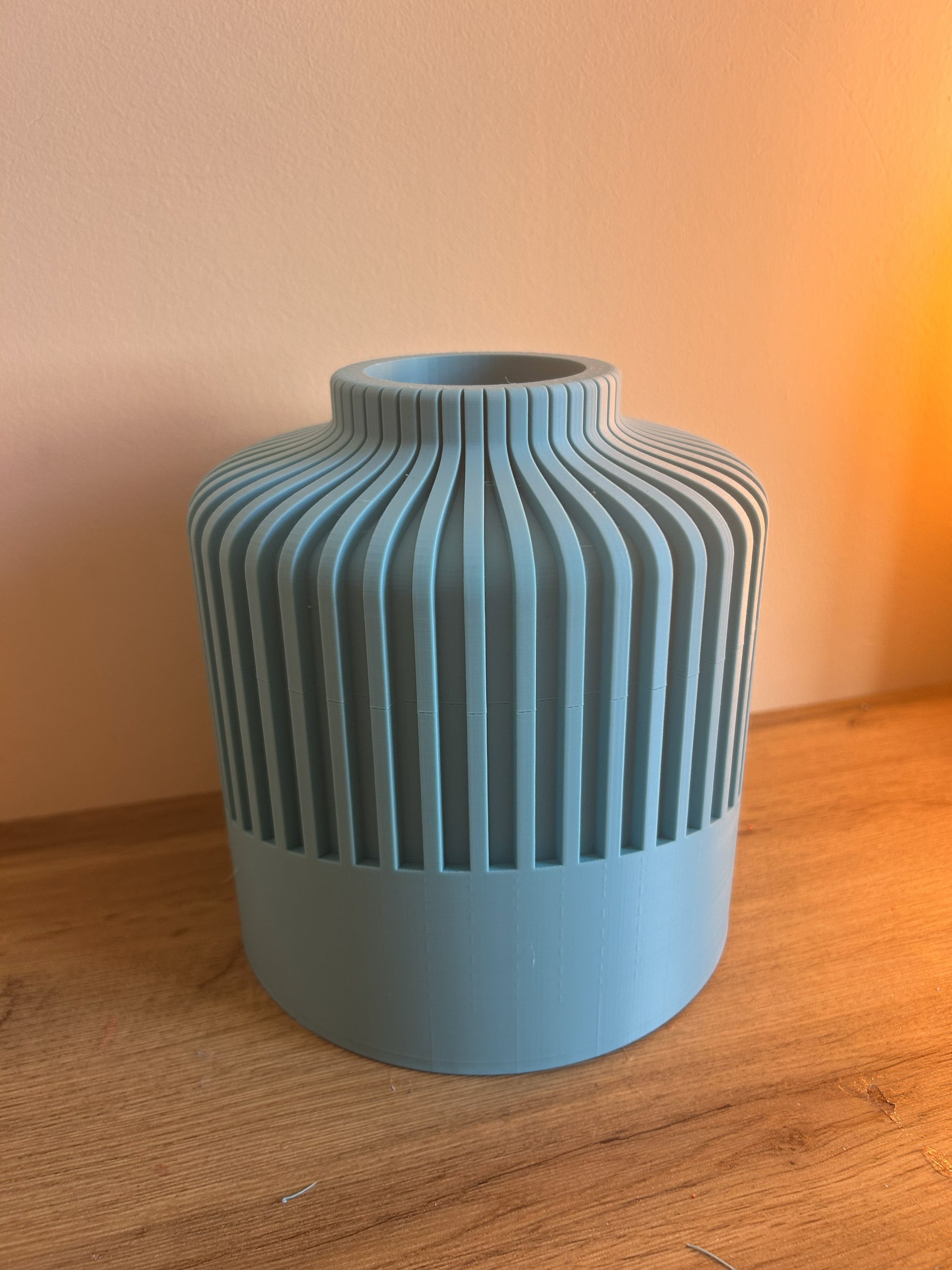 Vaso Noeli stampato in 3D in PLA con design moderno a coste verticali