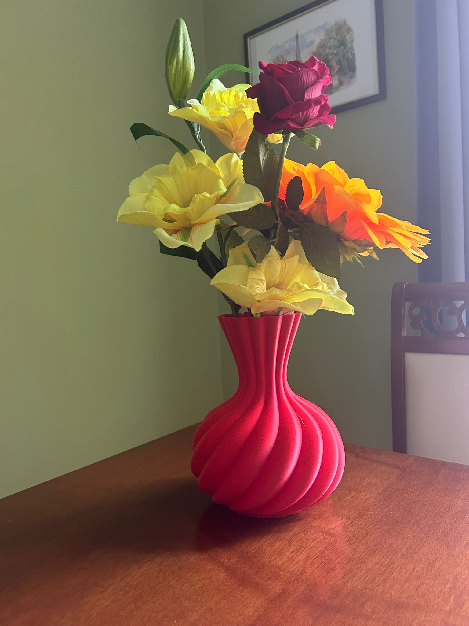Vaso Non Dormo con fiori colorati ambientazione interna
