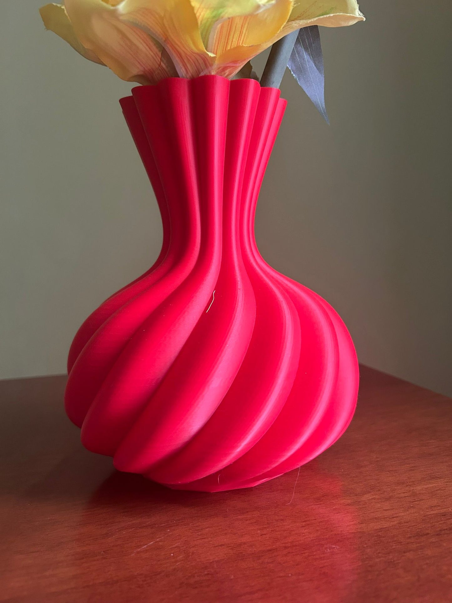 Vaso Non Dormo con composizione floreale dettaglio texture