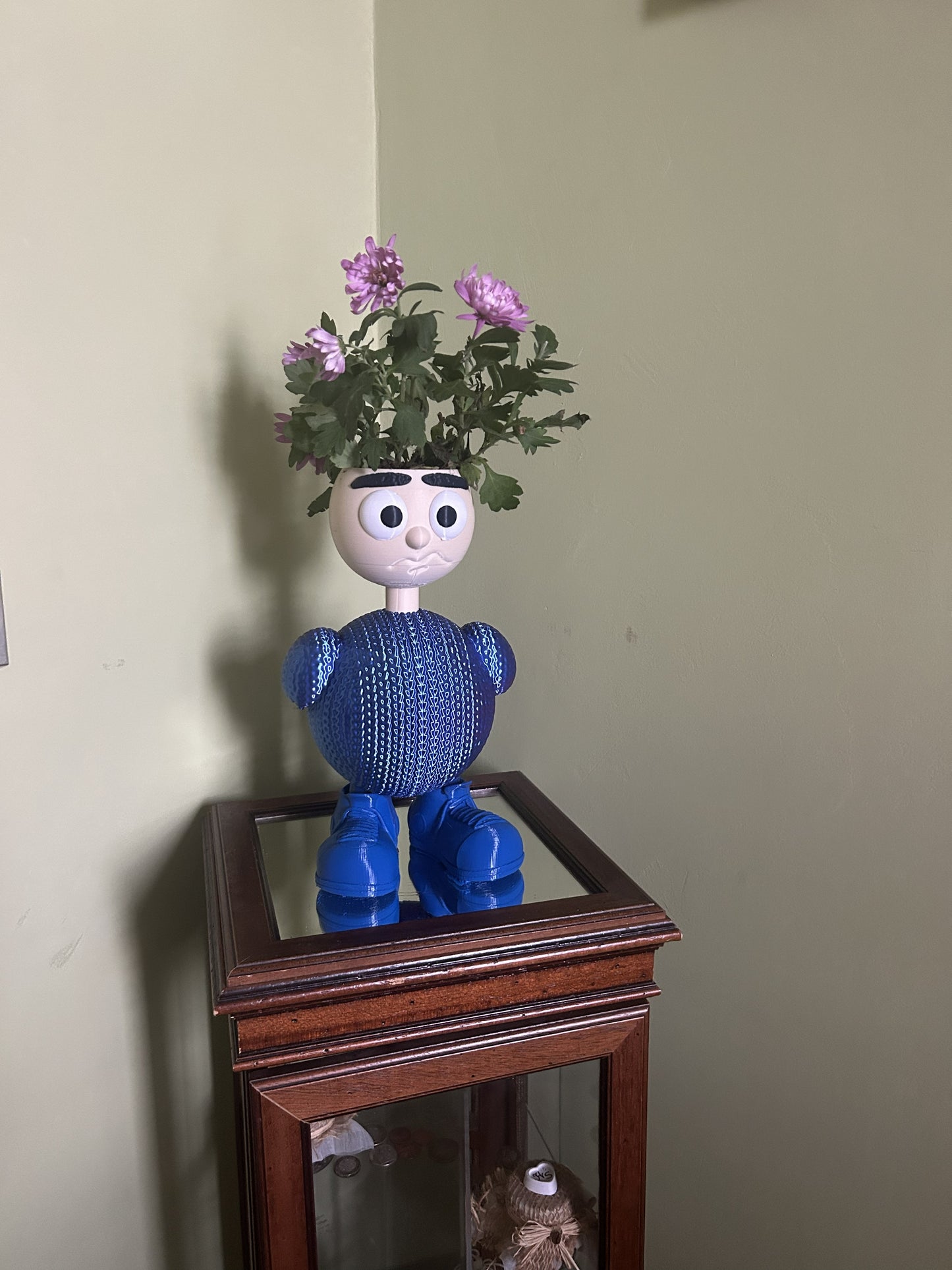 Vaso Nonnina Fjoccolosa decorativo stampato in 3D in PLA posizionato su mobile, vaso alto 40 cm