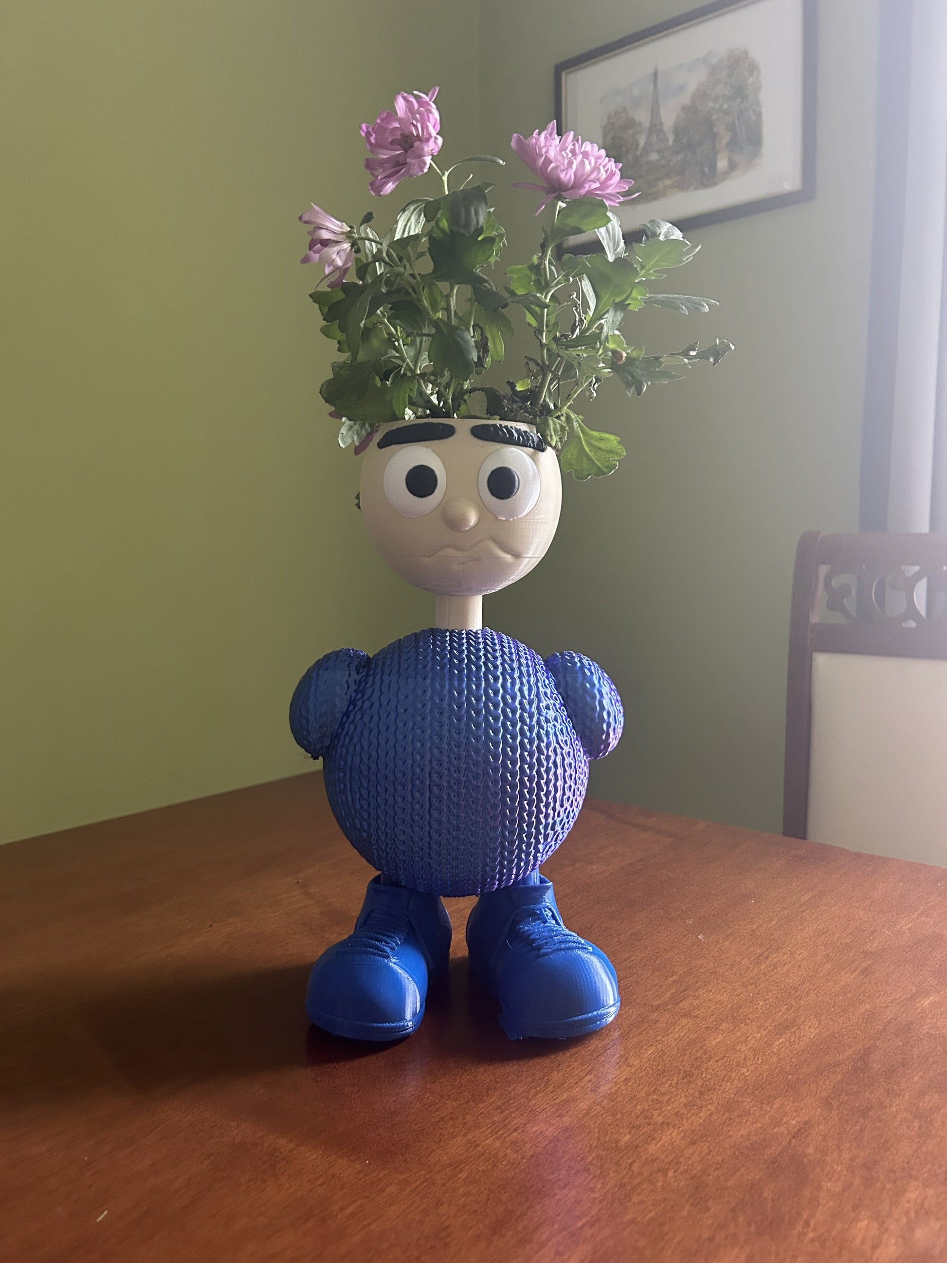 Vaso Nonnina Fjoccolosa porta pianta decorativo stampato in 3D in PLA su tavolo, collezione I Fjoccolosi