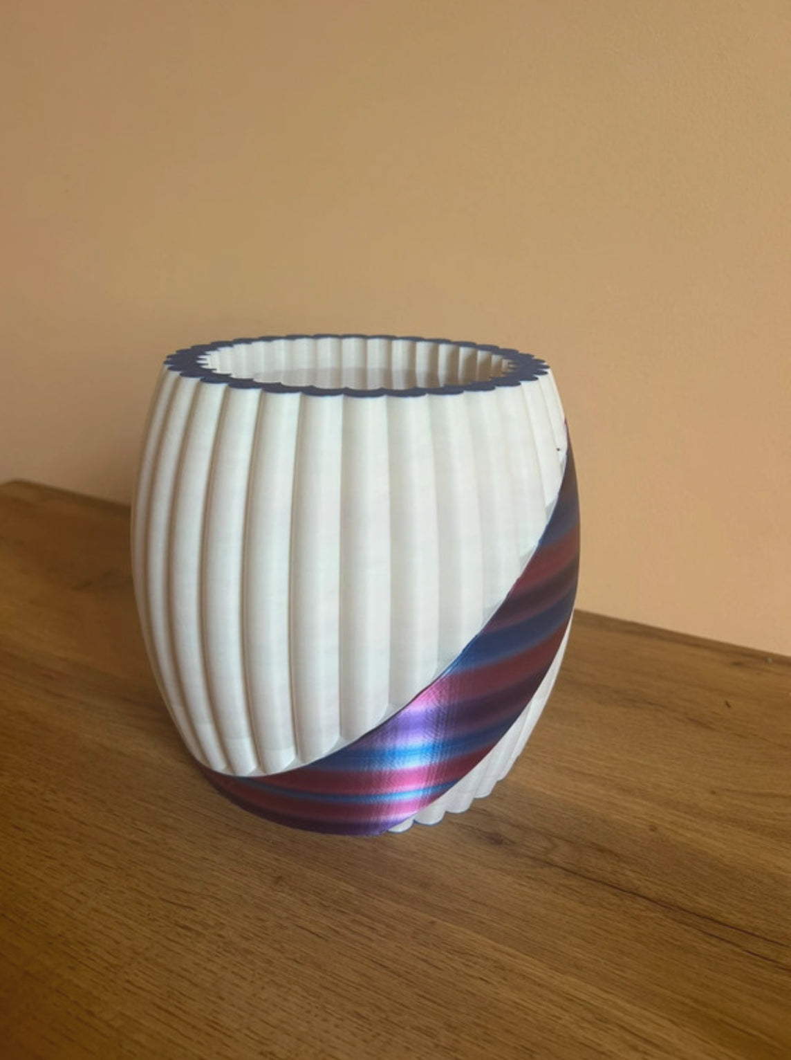 Vaso Orientale III porta pianta decorativo stampato in 3D in PLA, vista frontale.