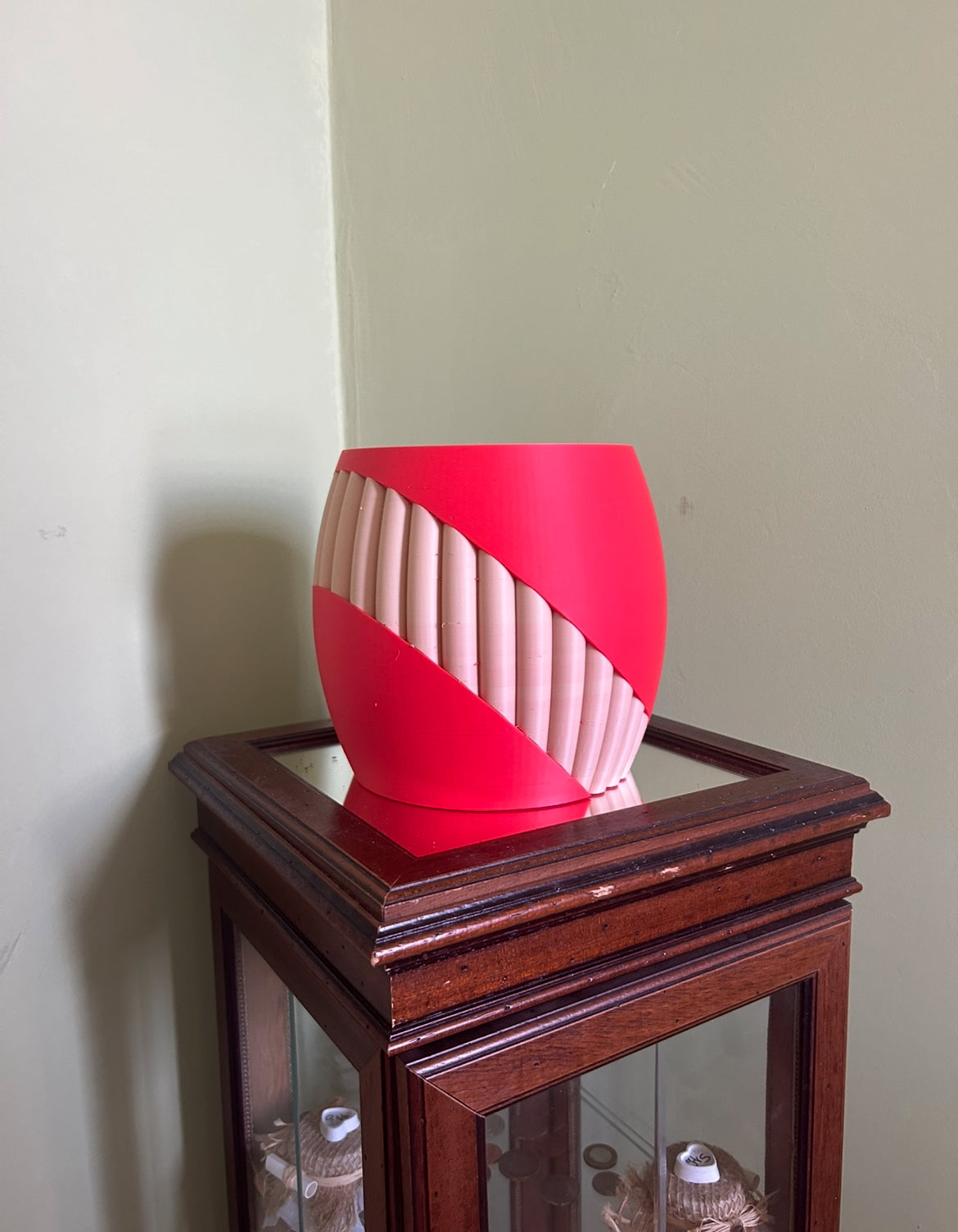 Vaso Orientale II in PLA stampato in 3D senza pianta, design moderno bicolore con fascia obliqua, su mobile