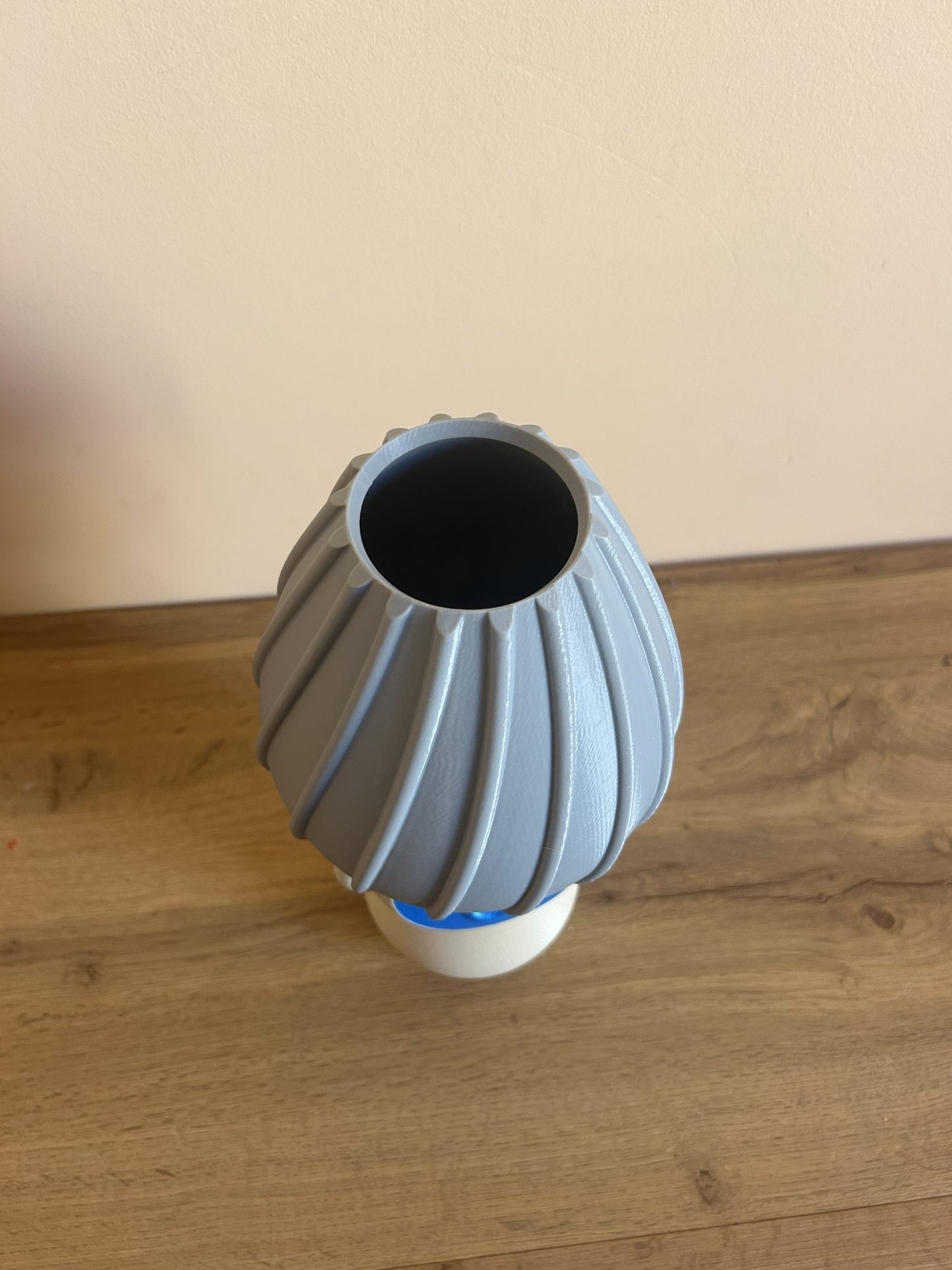 Vista dall’alto del vaso scultura tribale in PLA stampato in 3D