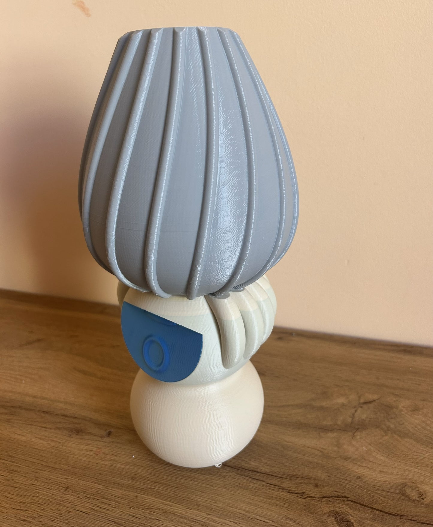 Vaso scultura tribale stampato in 3D in PLA, design artistico moderno