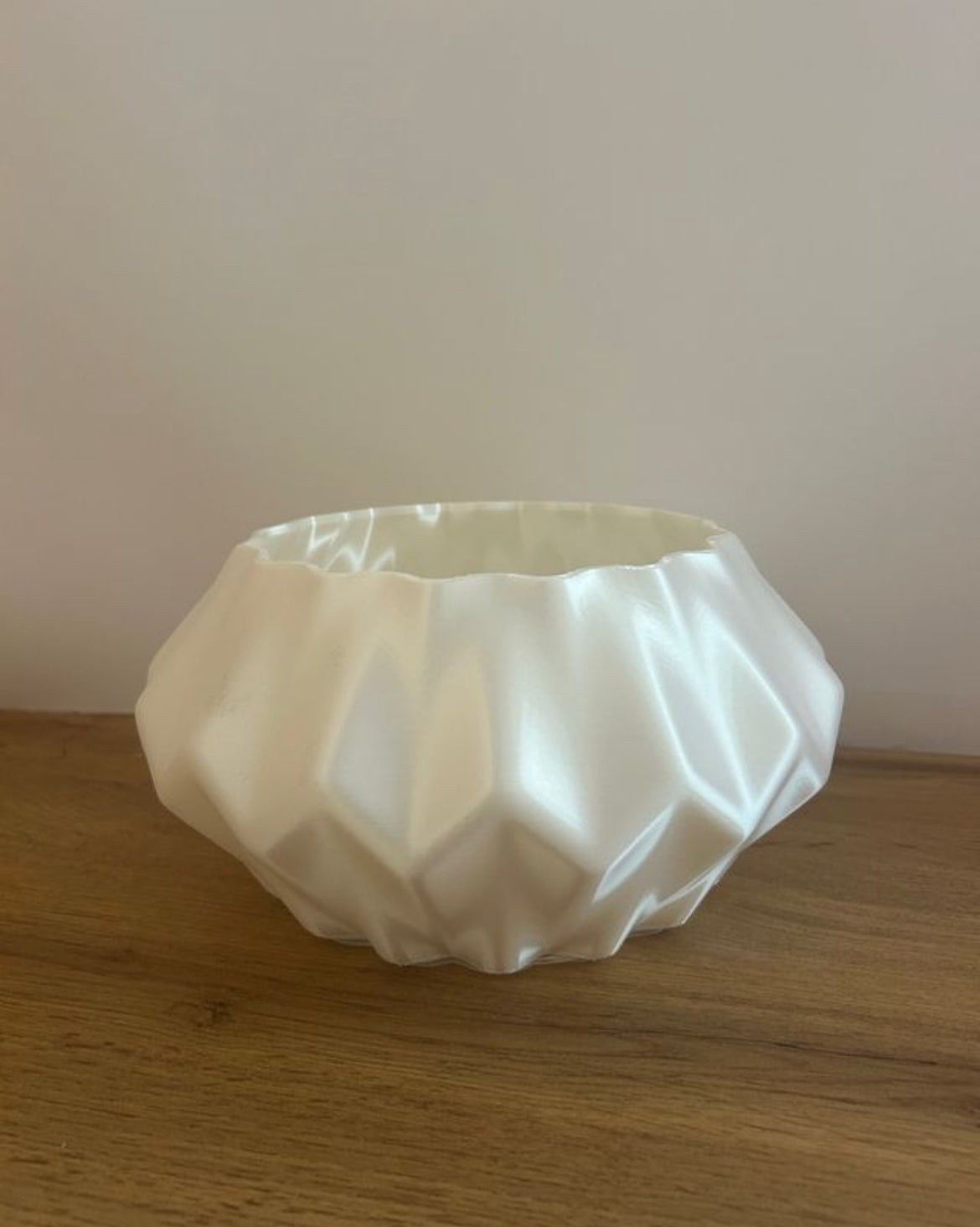 Vaso Stranito geometrico decorativo in PLA stampato in 3D, vista frontale