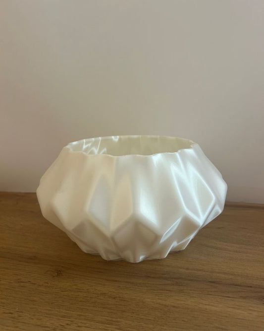 Vaso Stranito geometrico decorativo in PLA stampato in 3D, vista frontale