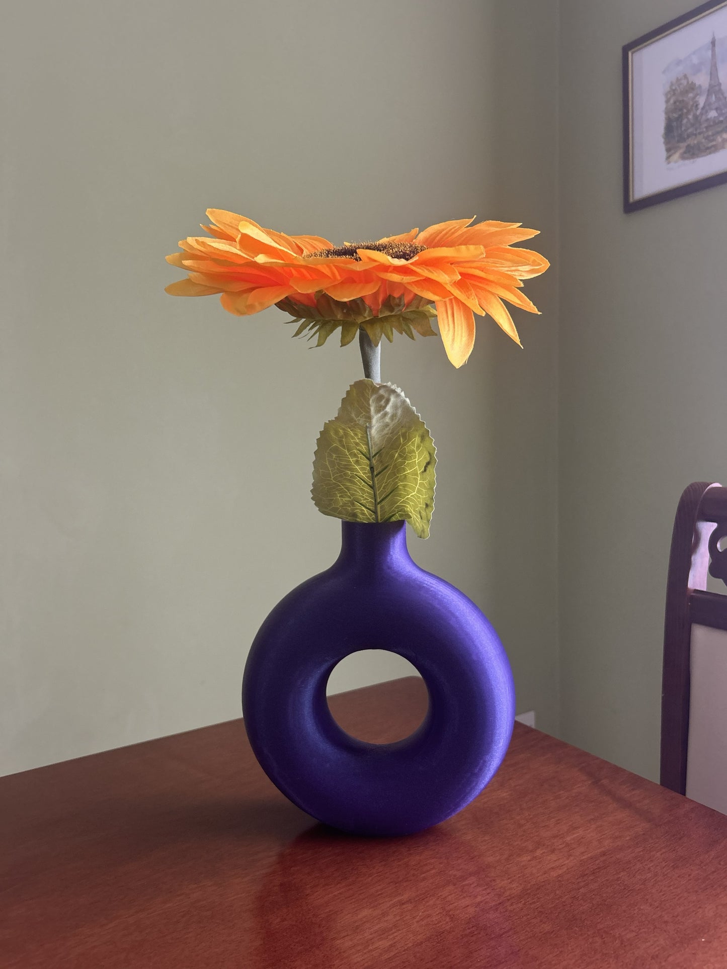 Vaso Ulaop viola stampato in 3D in PLA con fiore arancione, decorazione da tavolo
