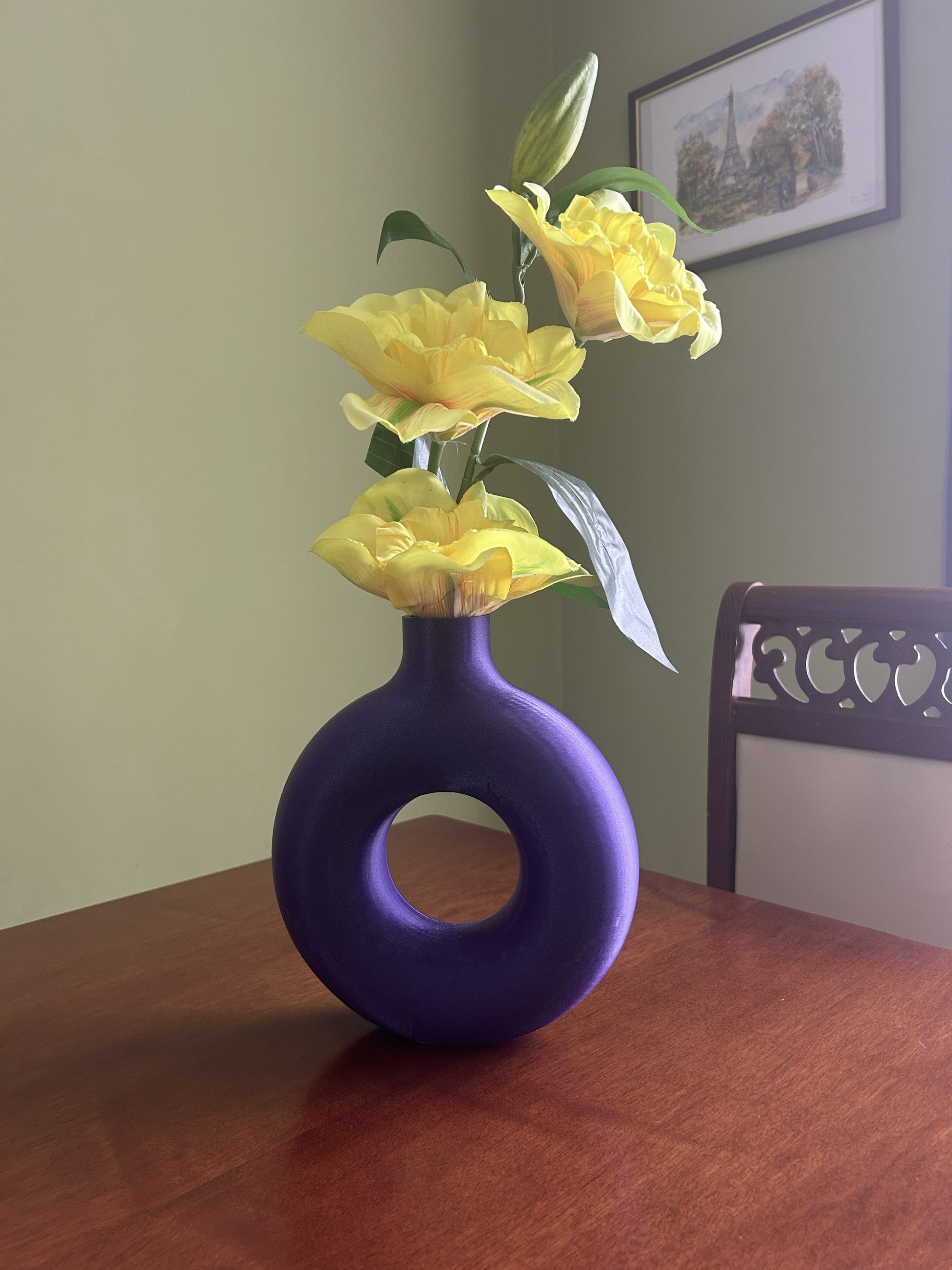 Vaso Ulaop viola porta fiore design con composizione di fiori gialli su tavolo