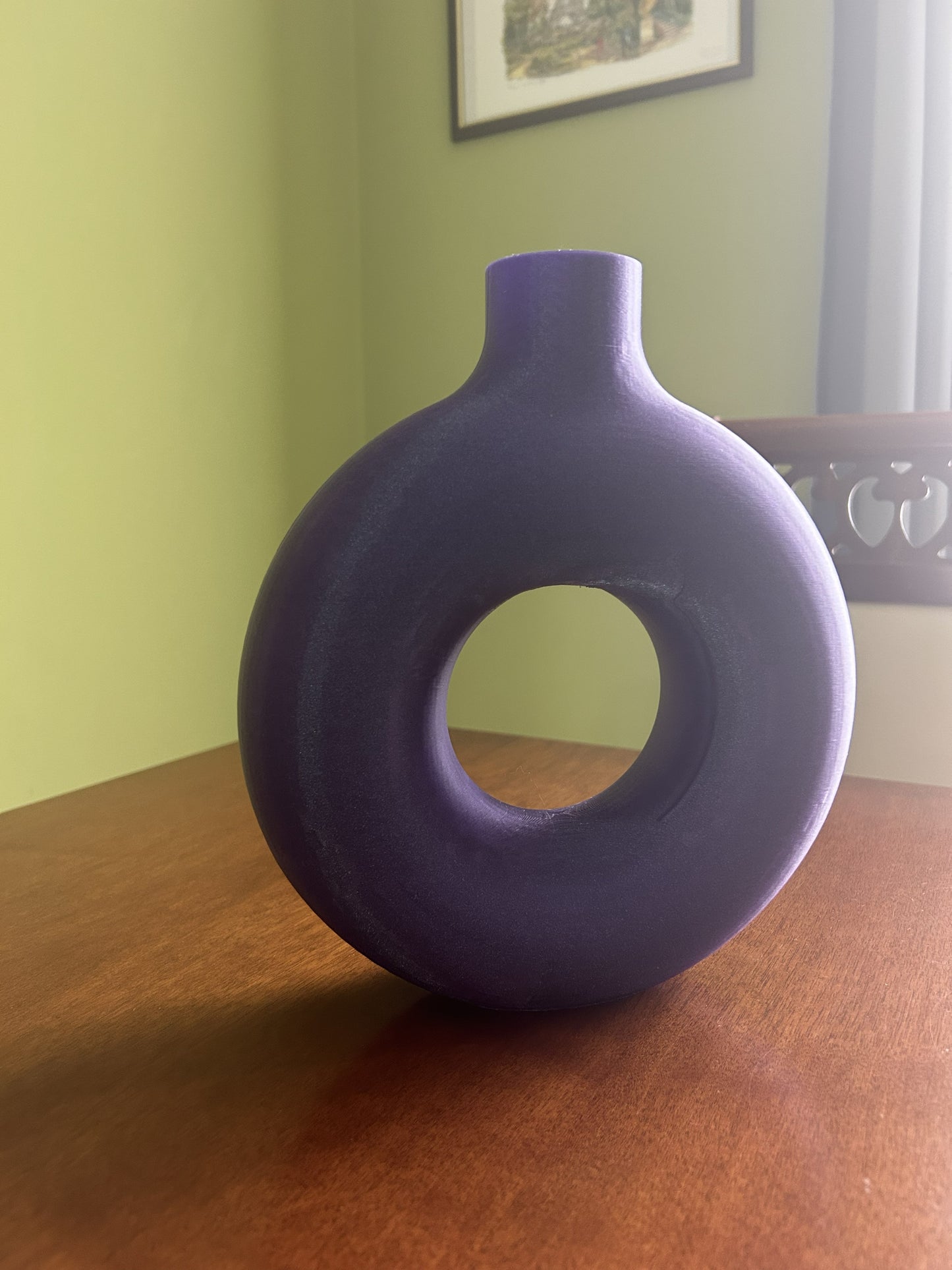 Vaso Ulaop viola frontale, design ad anello con foro centrale, stampa 3D in PLA