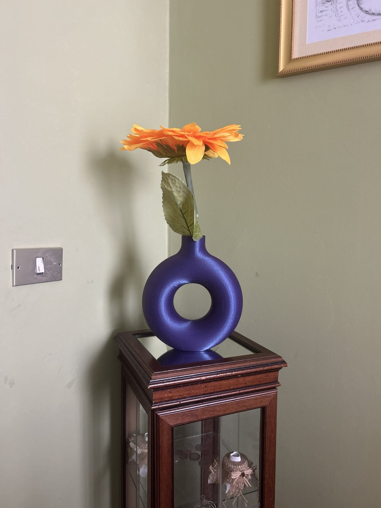 Vaso Ulaop viola su mobile con fiore arancione, vaso decorativo moderno stampato in 3D