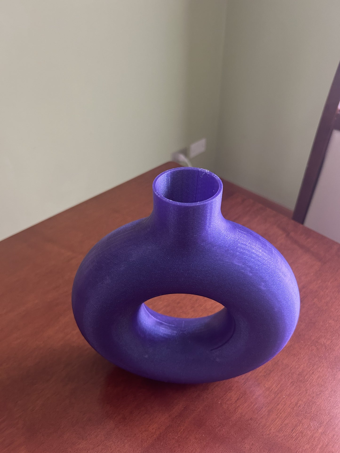 Vista dall’alto del Vaso Ulaop viola stampato in 3D in PLA con apertura superiore