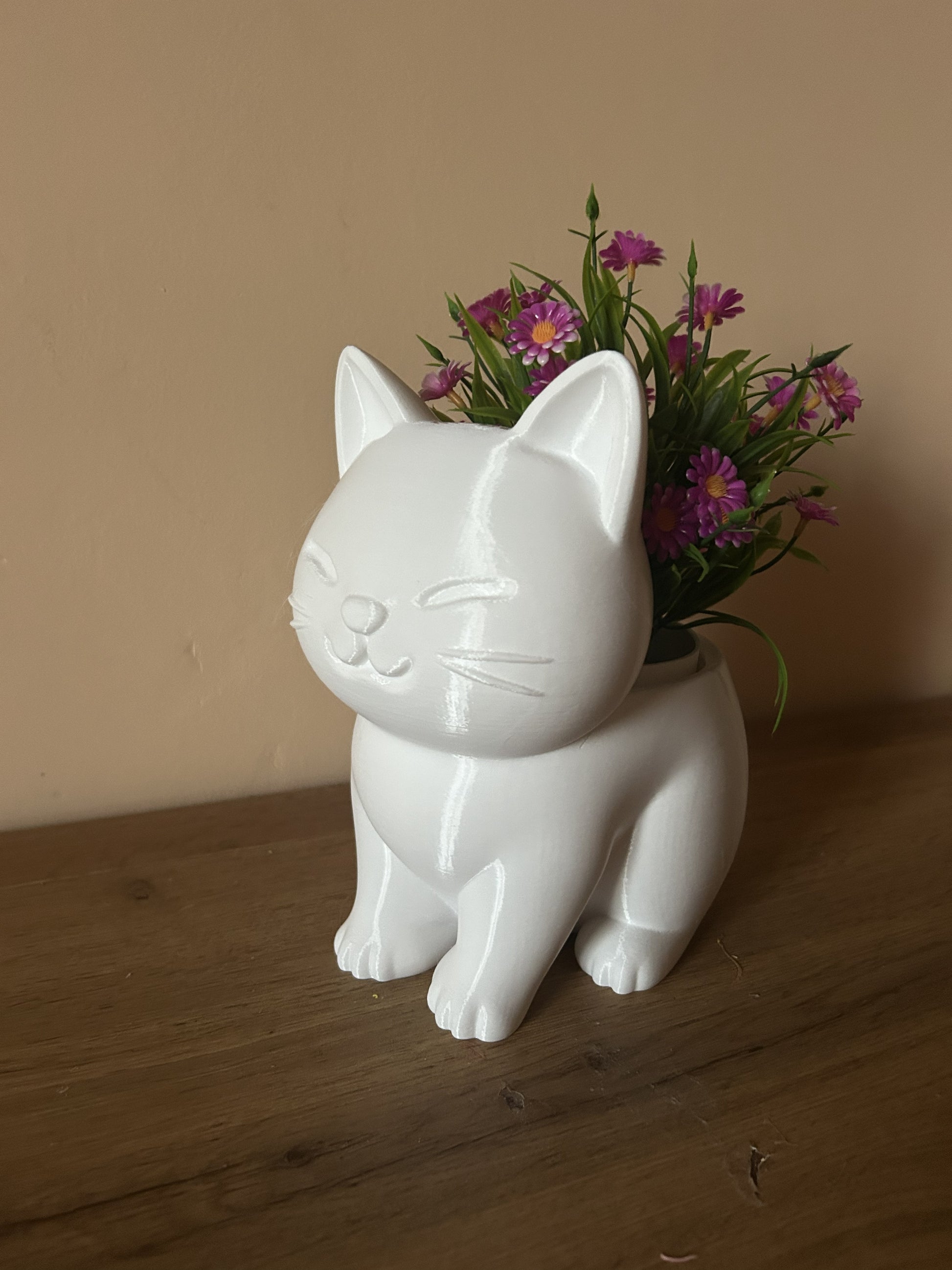 Vaso a Gatto porta pianta decorativo in PLA stampato in 3D appoggiato su tavolo