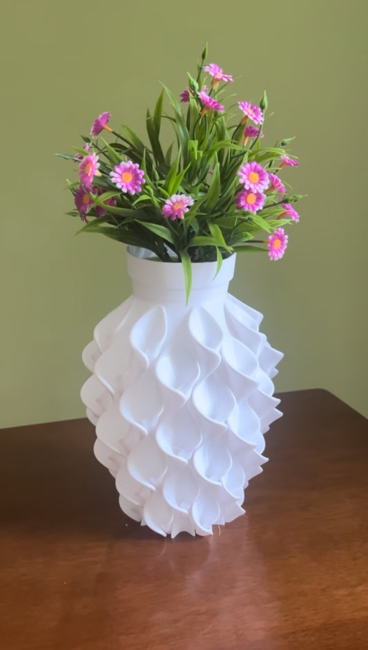 Vaso a Gemme con pianta decorativa, vaso porta pianta stampato in 3D in PLA su tavolo