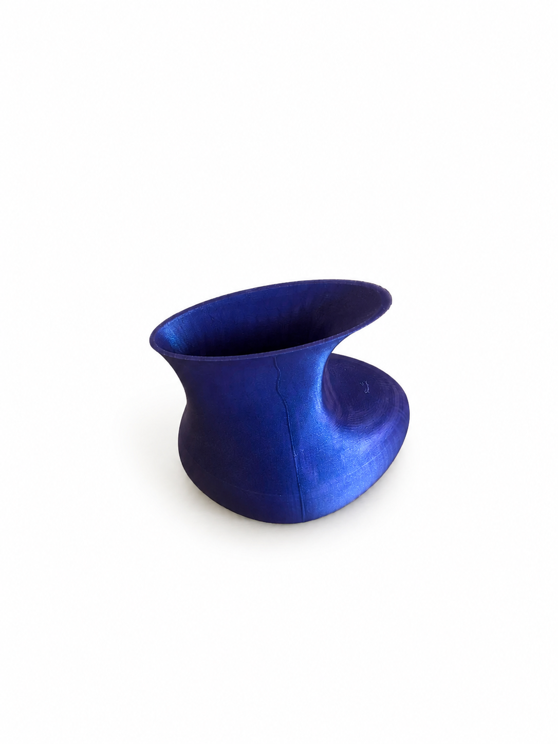 Vista dall’alto del vaso a forma di scarpa stampato in 3D in PETG, design creativo per arredamento moderno