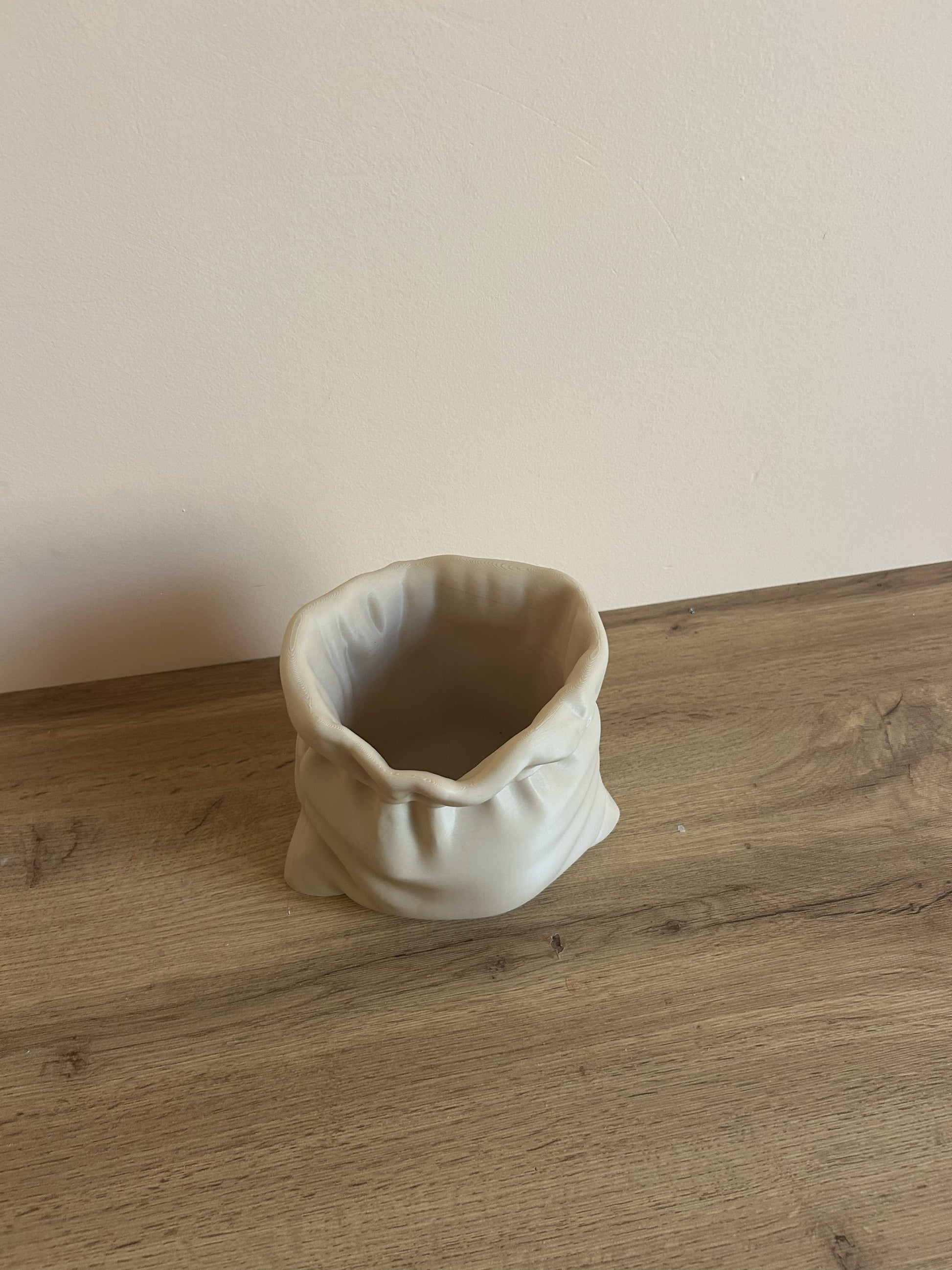 Vista dall’alto del vaso a sacco in PLA stampato in 3D con bordo irregolare