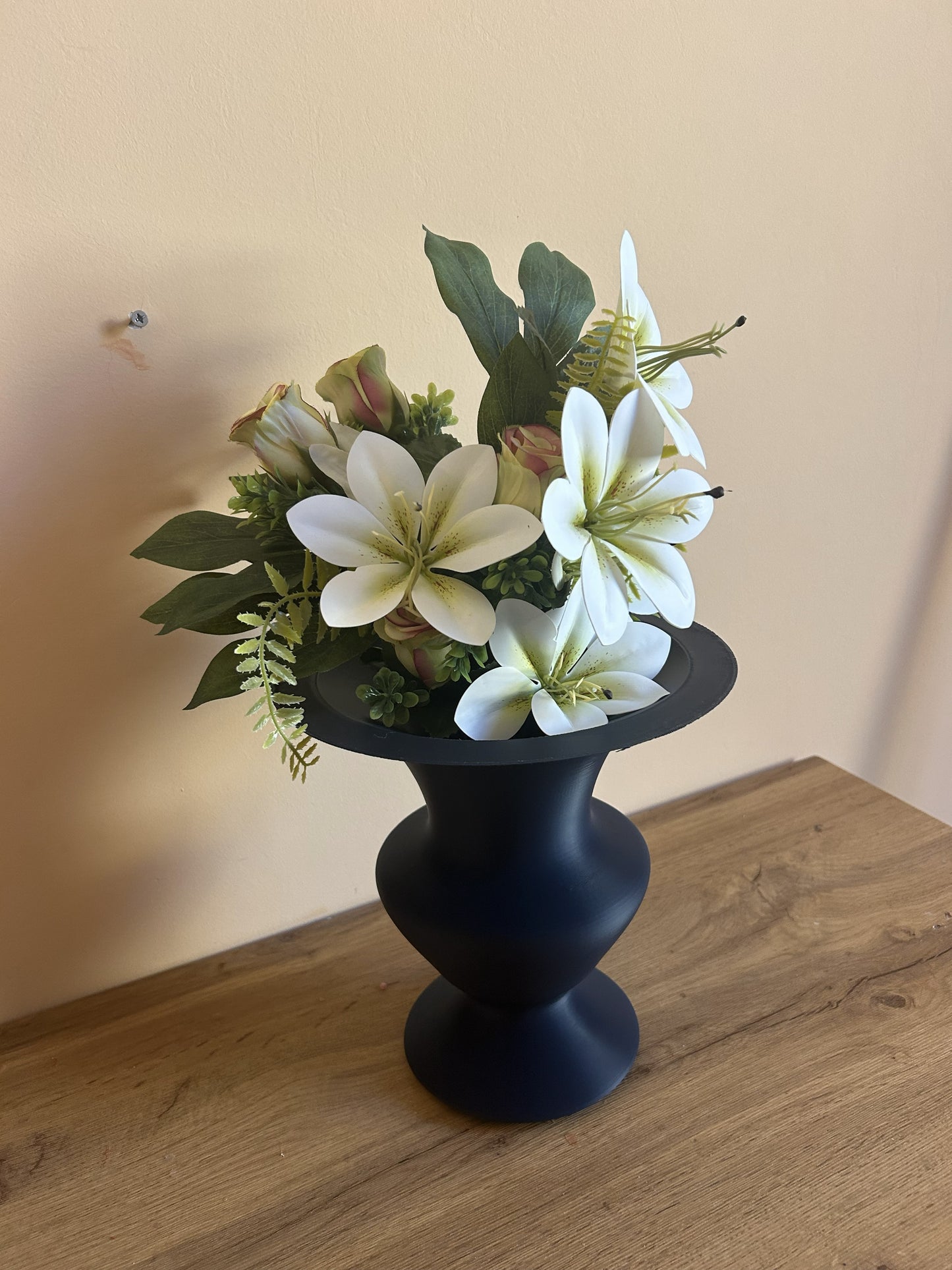 vaso di Natale decorativo con fiori per centrotavola