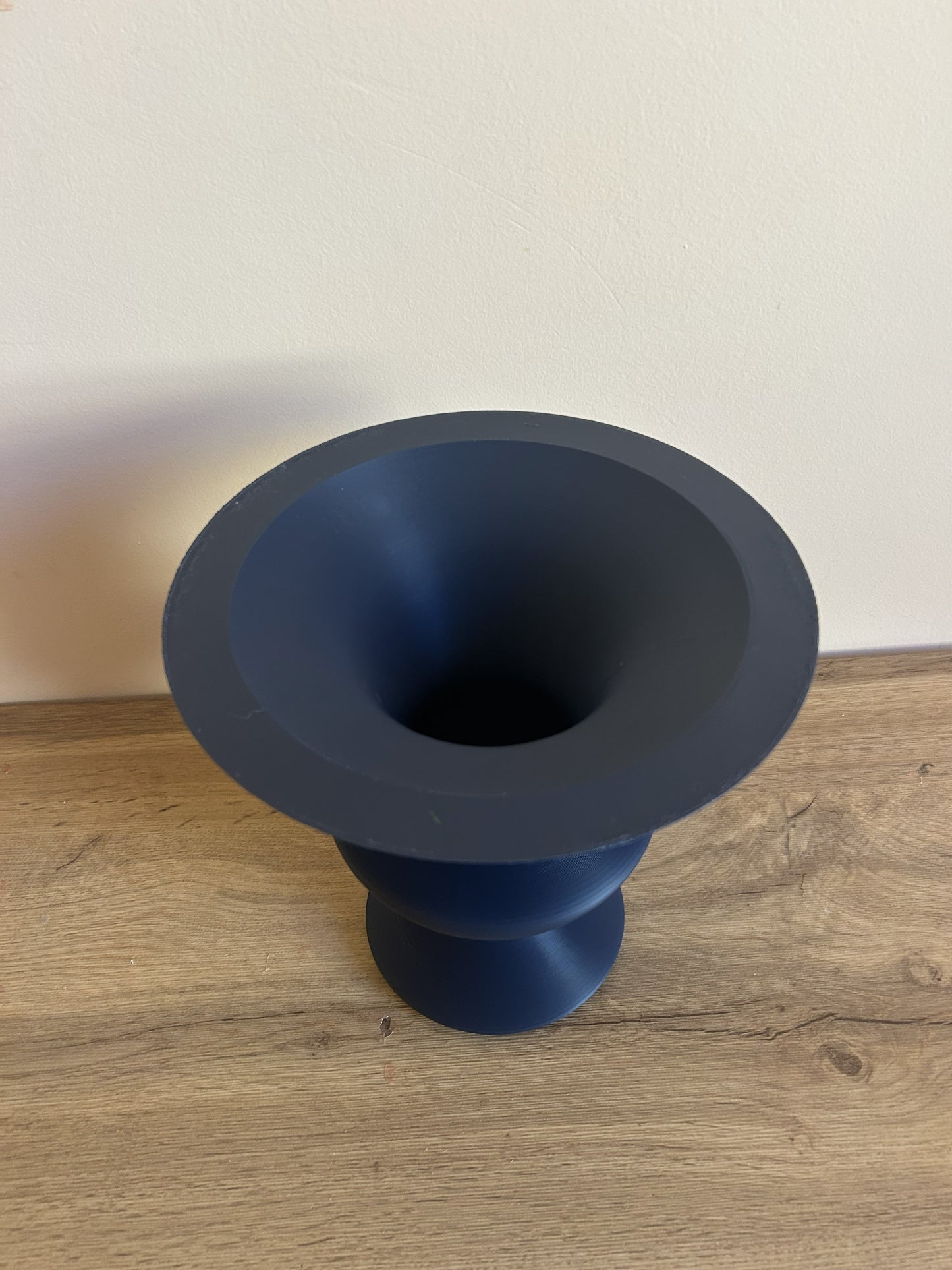 vaso natalizio moderno vista dall’alto per composizioni festive