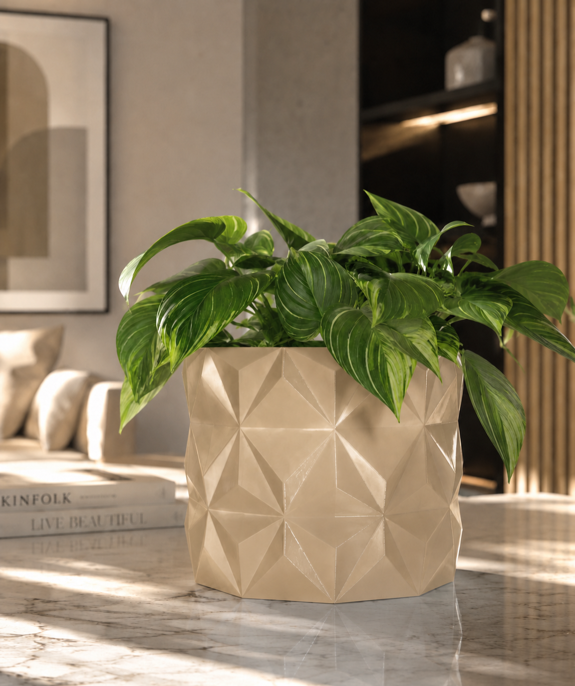 Macetero Albania de PETG beige con planta verde, diseño geométrico moderno para decoración contemporánea del hogar