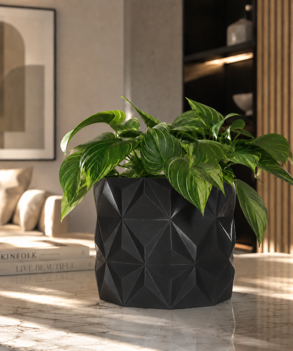 Macetero Albania de PETG negro con planta verde, diseño geométrico moderno para decoración contemporánea del hogar