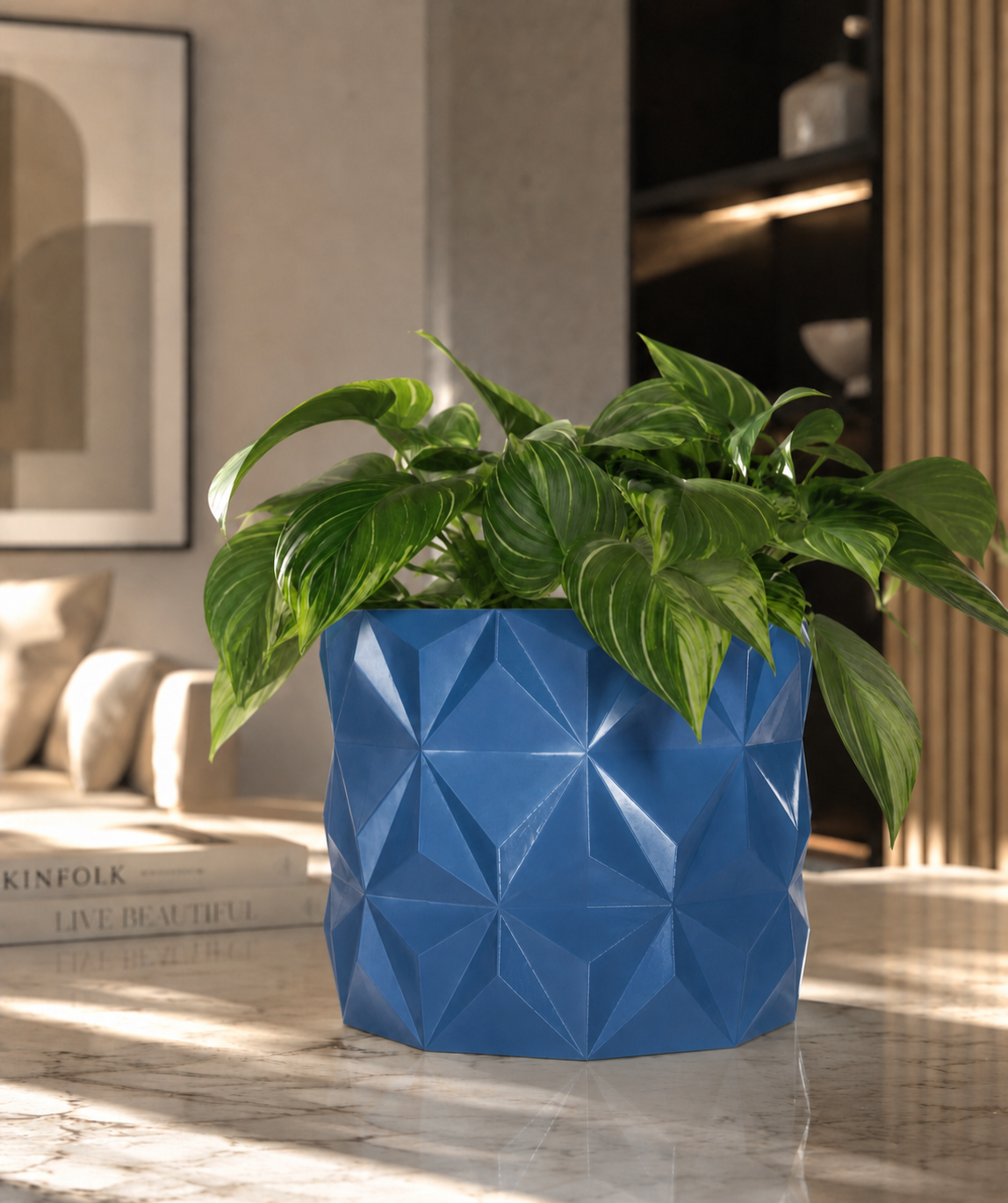 Macetero Albania de PETG azul con planta verde, diseño geométrico moderno para decoración contemporánea del hogar
