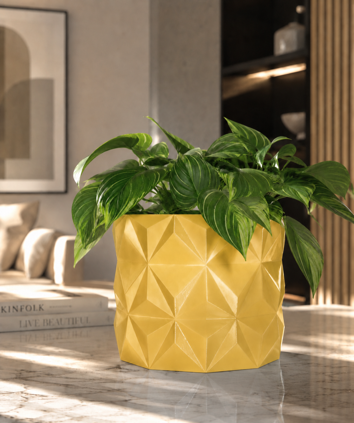 Macetero Albania de PETG amarillo con planta verde, diseño geométrico moderno para decoración contemporánea del hogar
