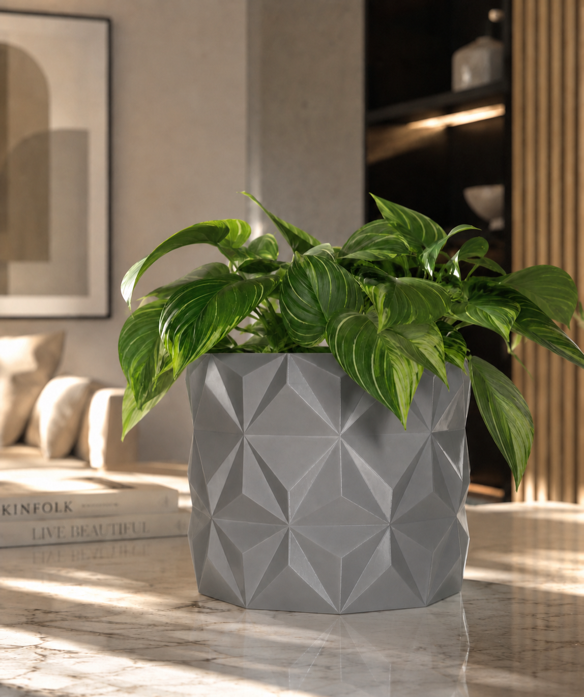 Macetero Albania de PETG gris con planta verde, diseño geométrico moderno para decoración contemporánea del hogar
