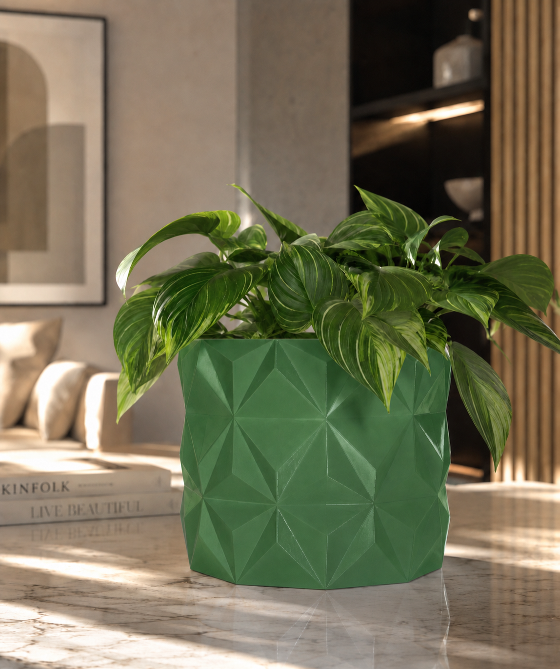 Macetero Albania de PETG verde con planta verde, diseño geométrico moderno para decoración contemporánea del hogar